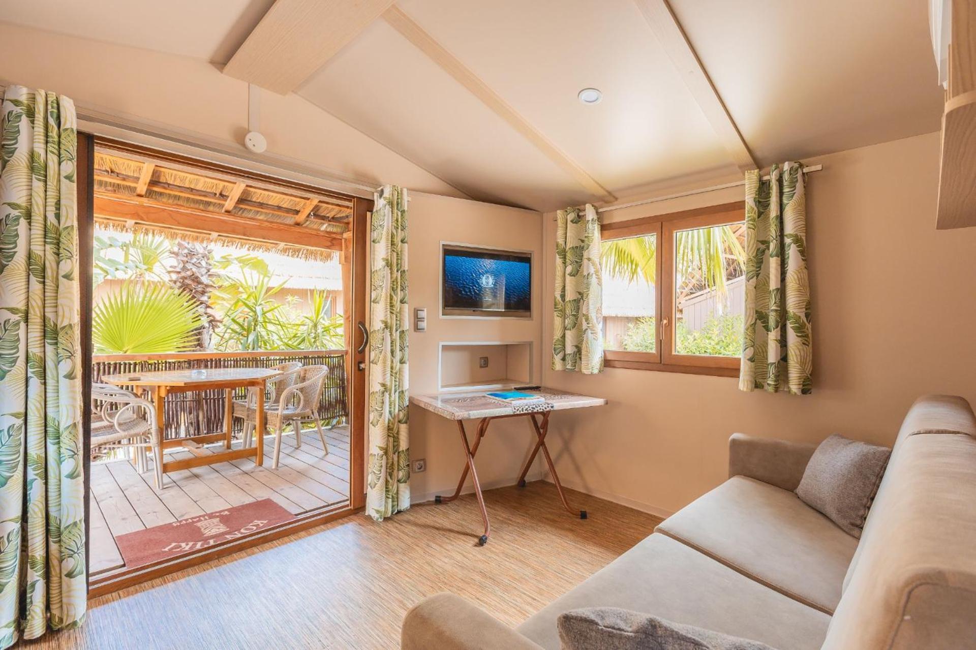Premium Garden Tiki hutte-one bedroom sofa bed