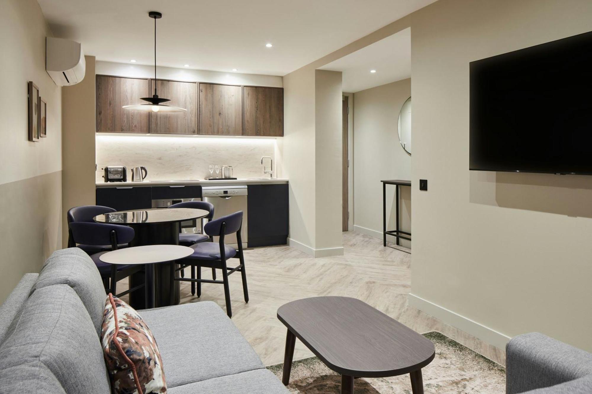 One-Bedroom Queen Suite