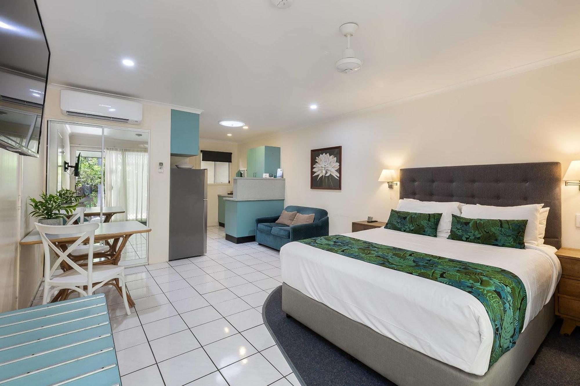 Studio – Garden view – Queen bed