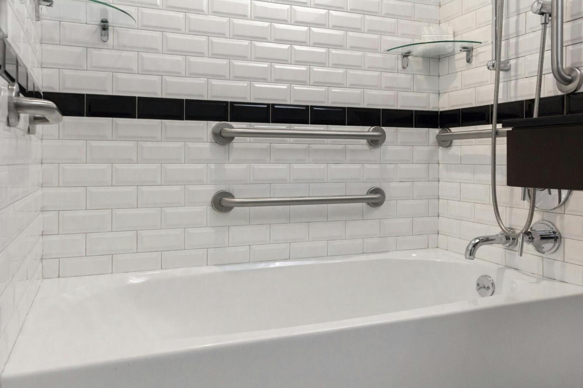 Classic King Mobility Hearing-Accessible Guest Room Tub