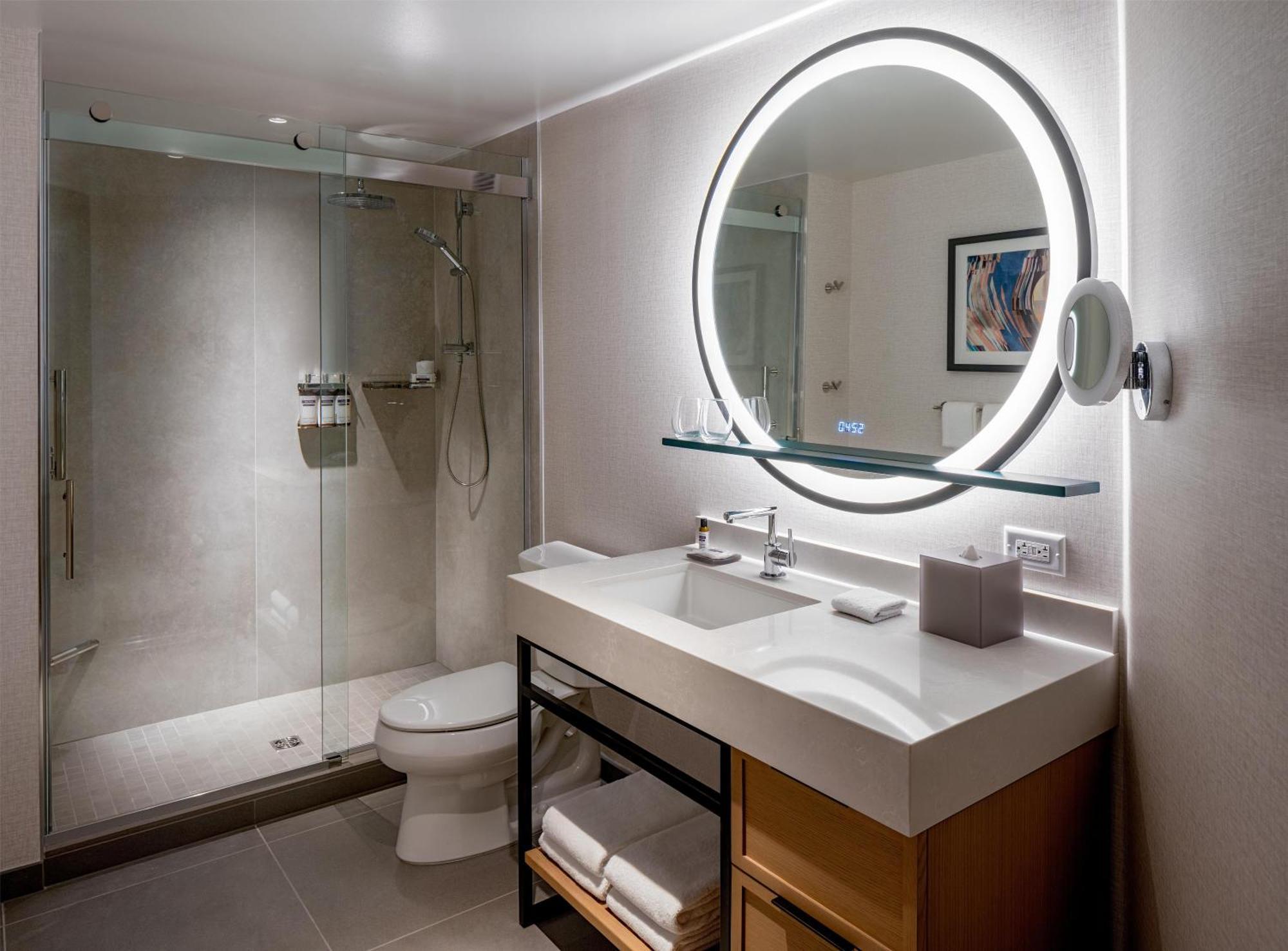 Quarto Queen com 2 camas queen-size e chuveiro acessível para hóspedes com mobilidade reduzida