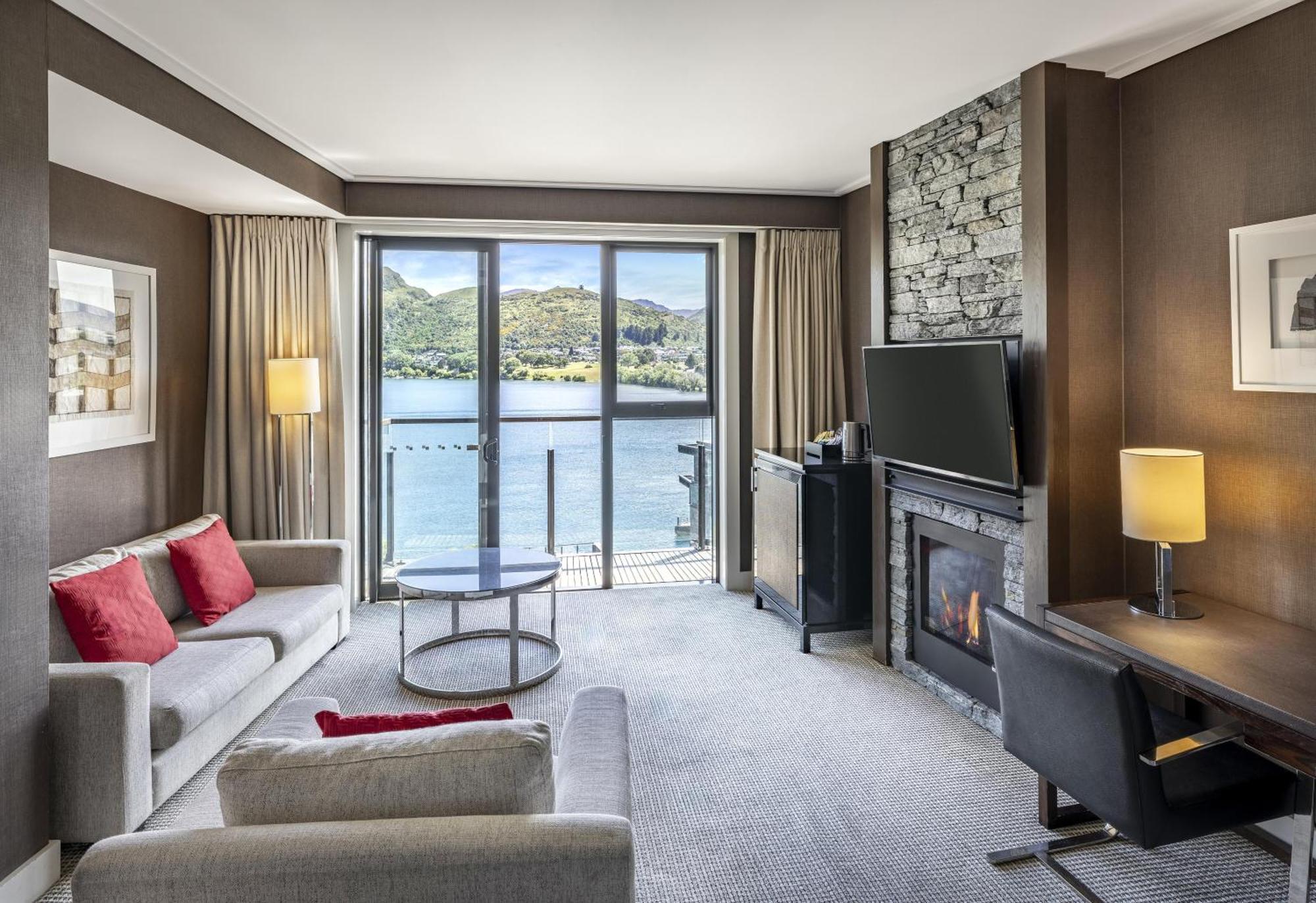 Deluxe King Room LakeView