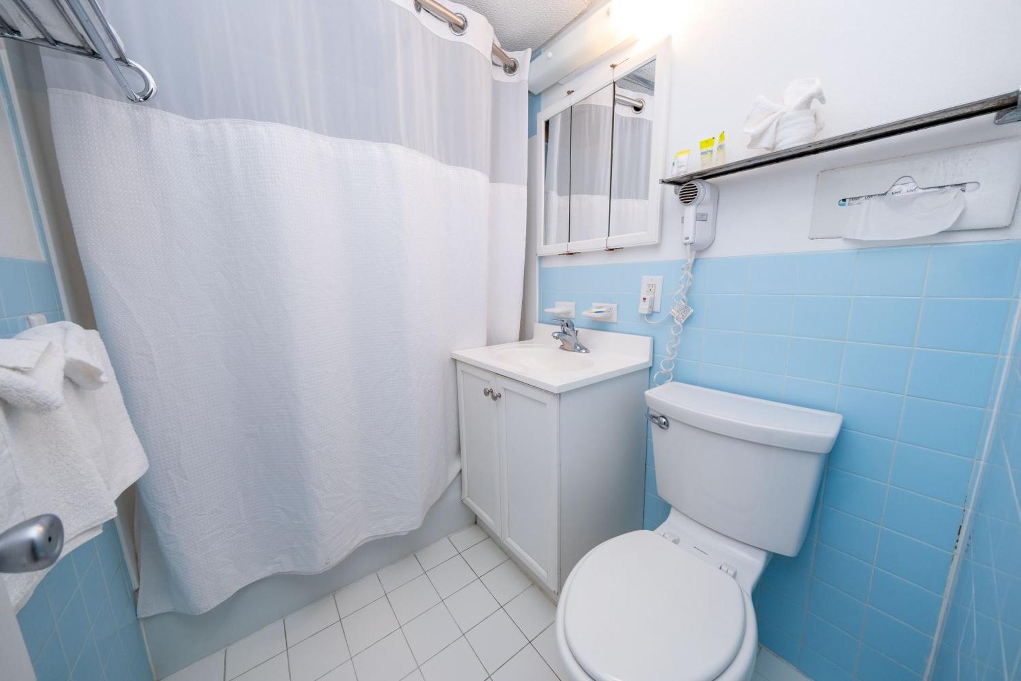 Pool & Ocean view Two-Room Efficiency with Living Room - Bed Room - 2 TV's