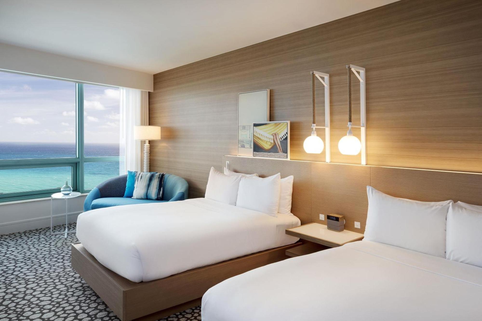 Quarto com 2 Camas de Casal e Vista do Mar