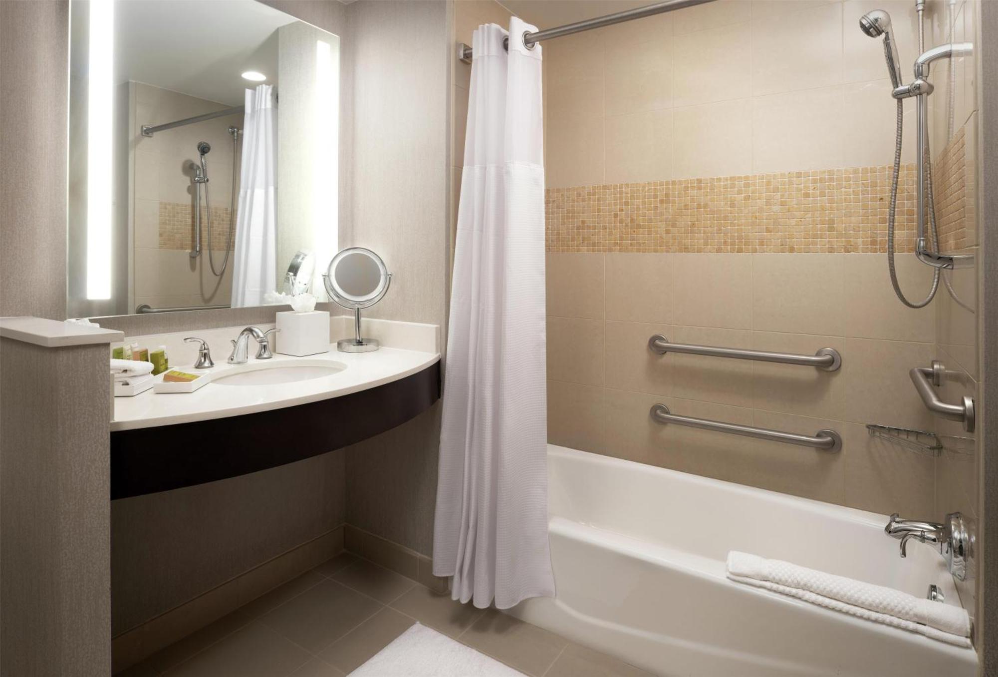 King Room with Bath Tub - Mobility Access