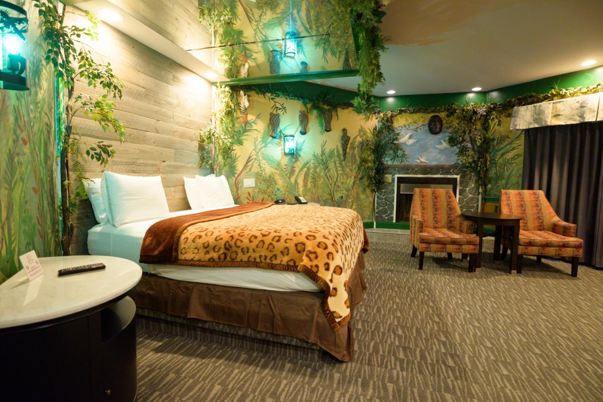 Grand King Suite with Jacuzzi and Fireplace