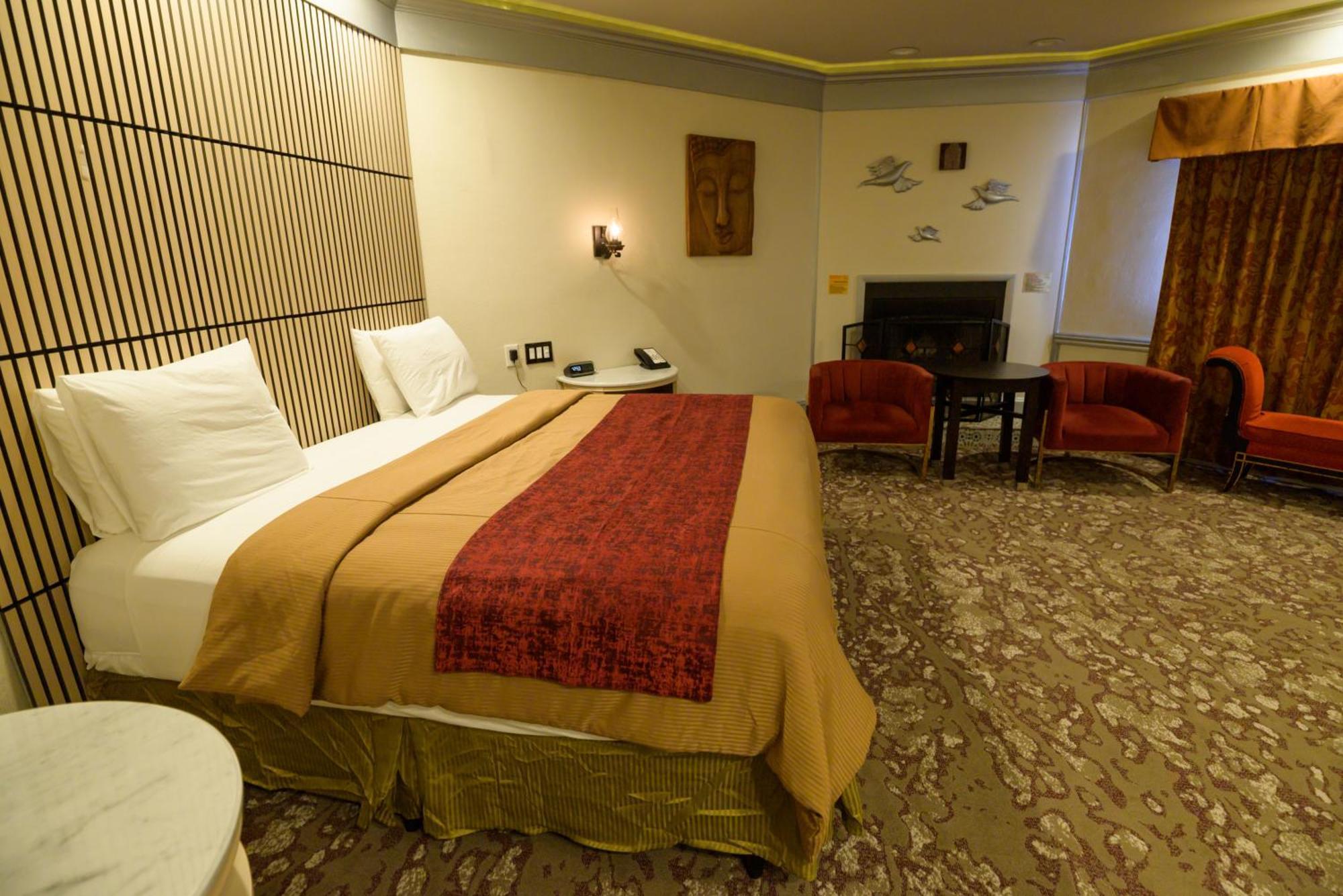 Luxury King Suite with Jacuzzi and Fireplace