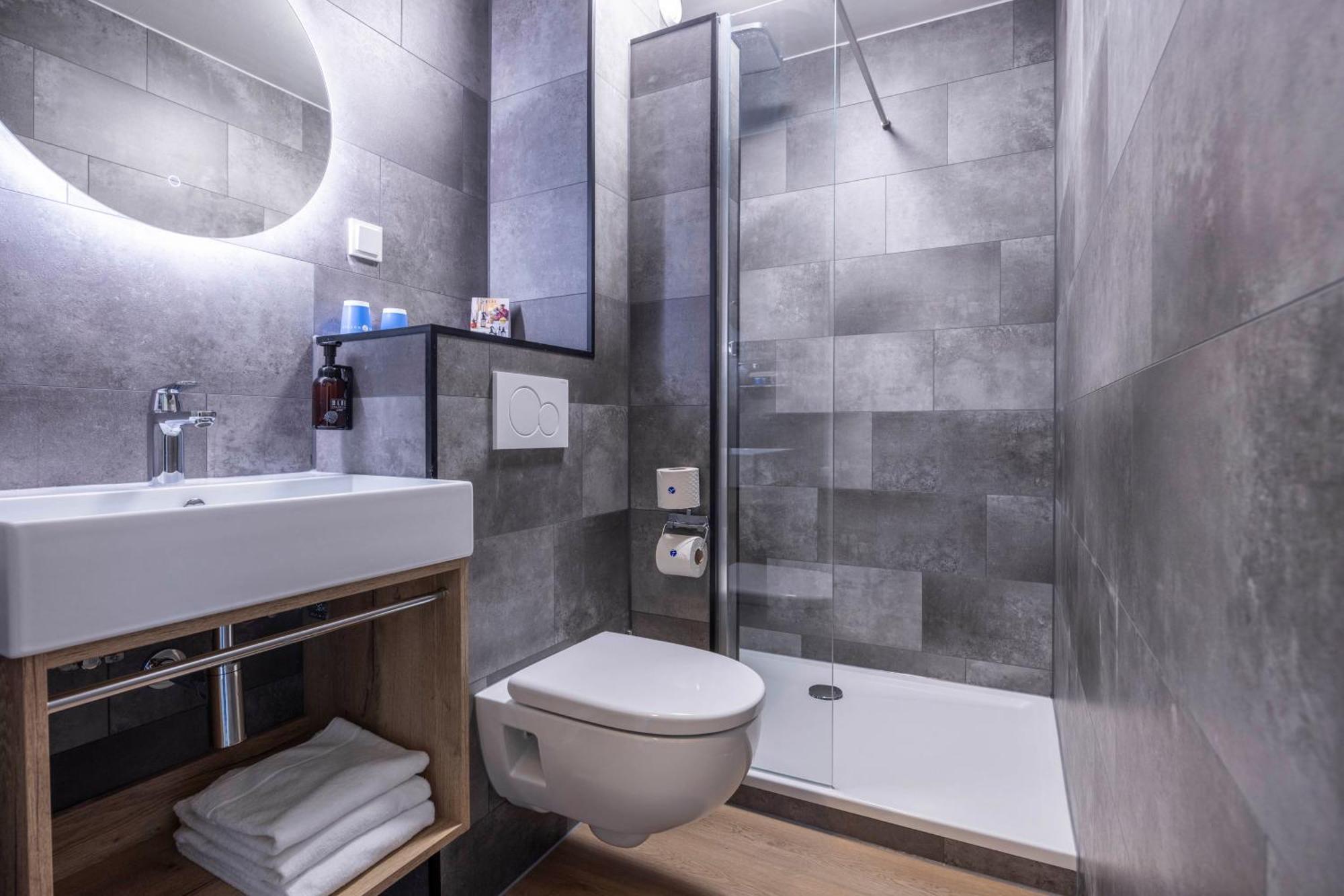 Comfort Plus Double Room Shower