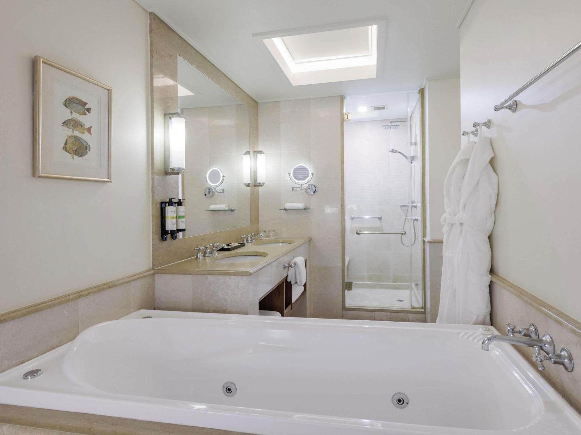Deluxe Room 1 King Size Bed Spa Bath Pool View one drink voucher
