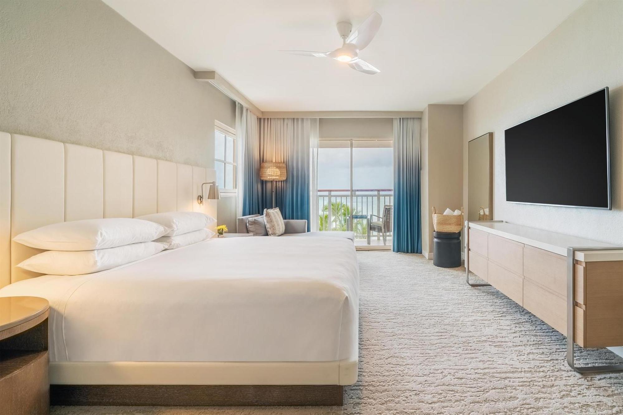 Habitación Doble con cama grande, balcón y vistas parciales al mar