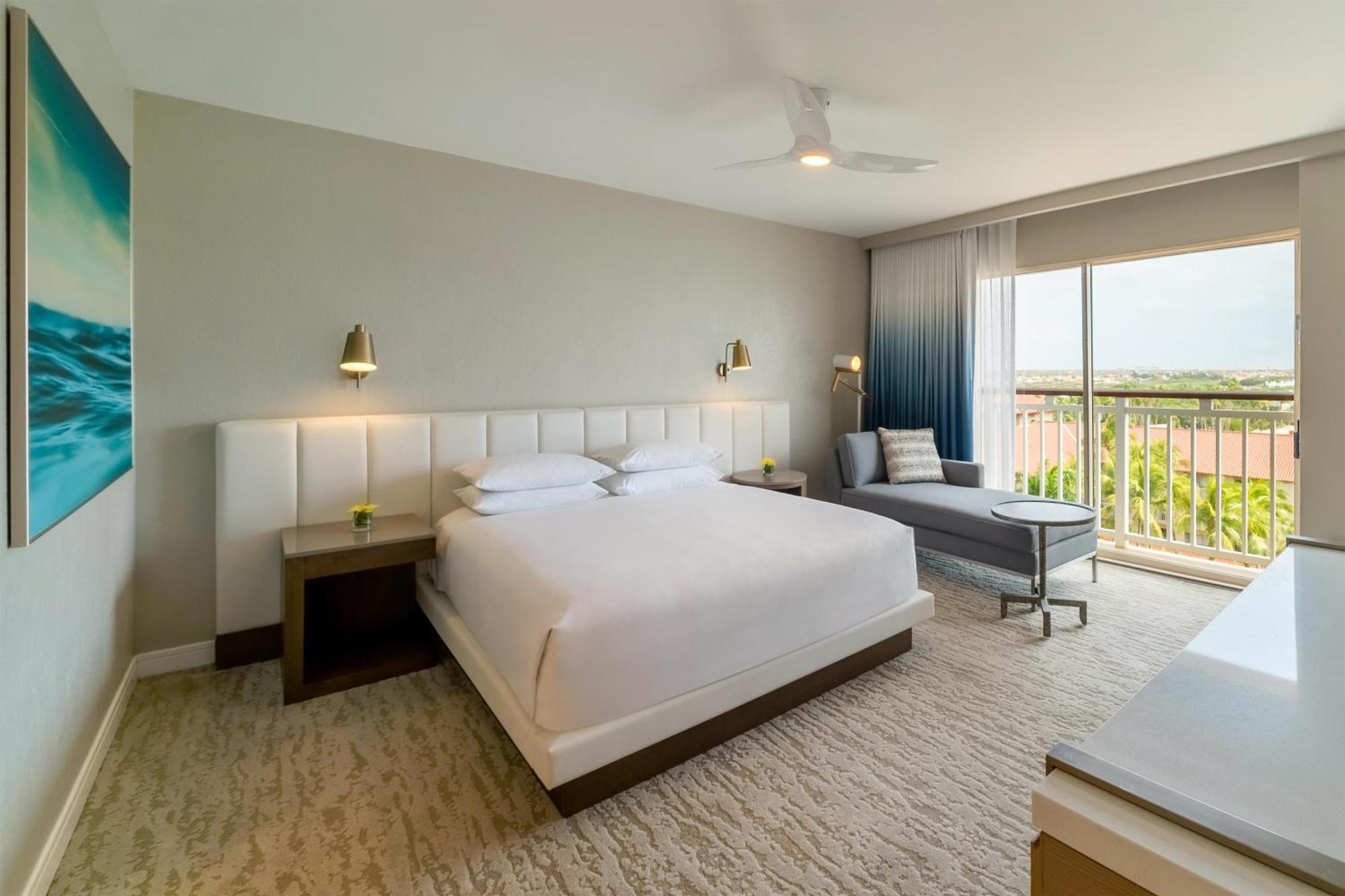 Habitación con cama extragrande y vistas al jardín