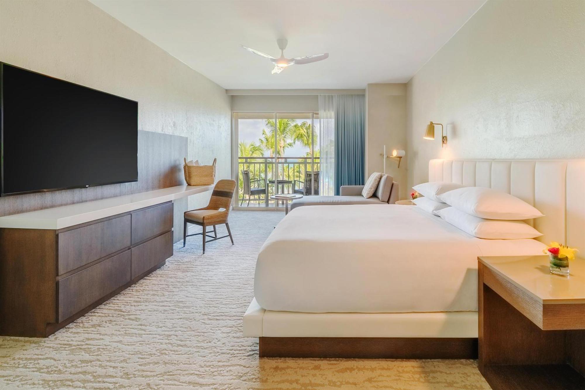 Habitación con cama extragrande, balcón y vistas al complejo