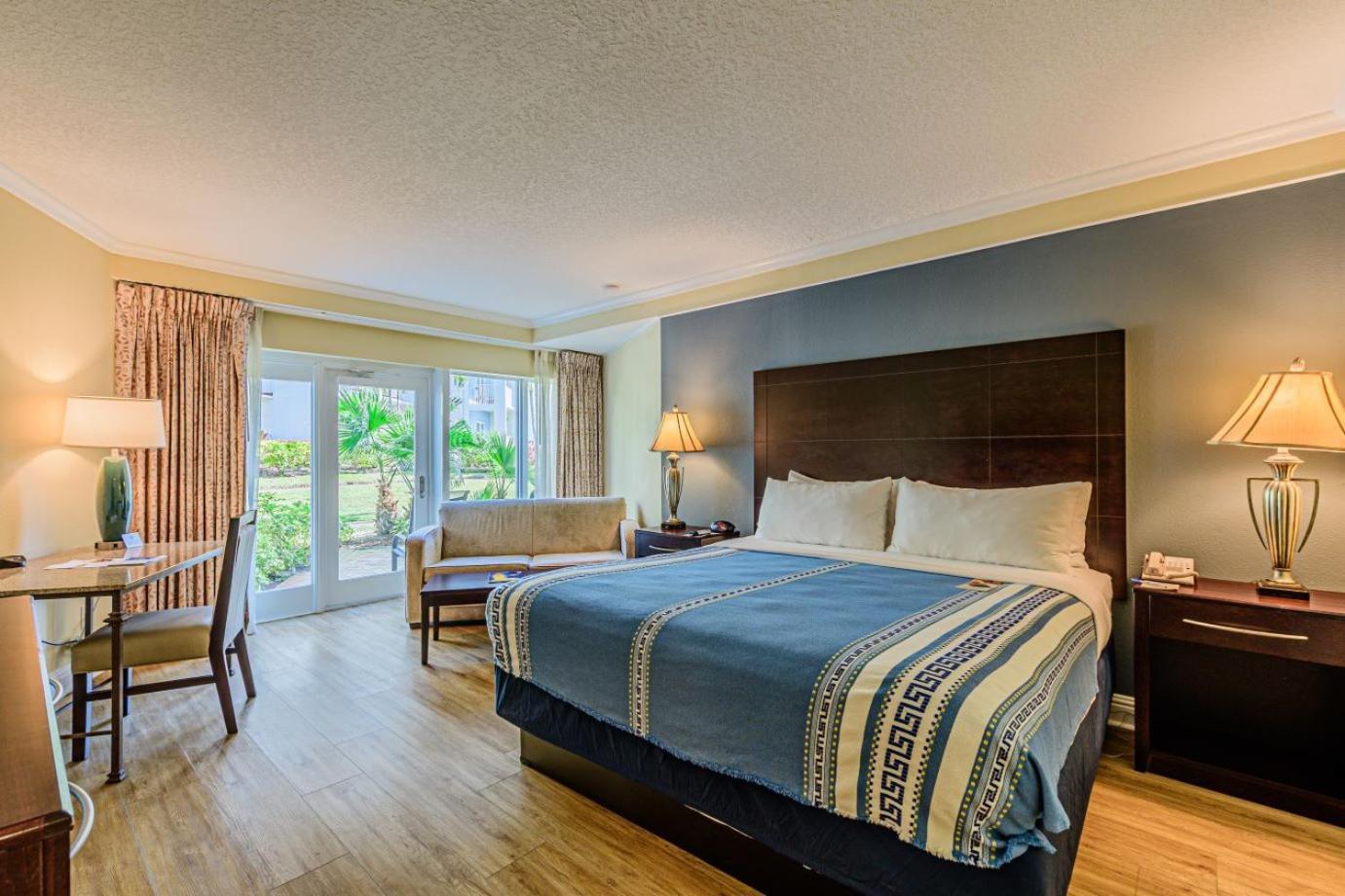 Deluxe King Room with Balcony and Bay View - Non-Smoking