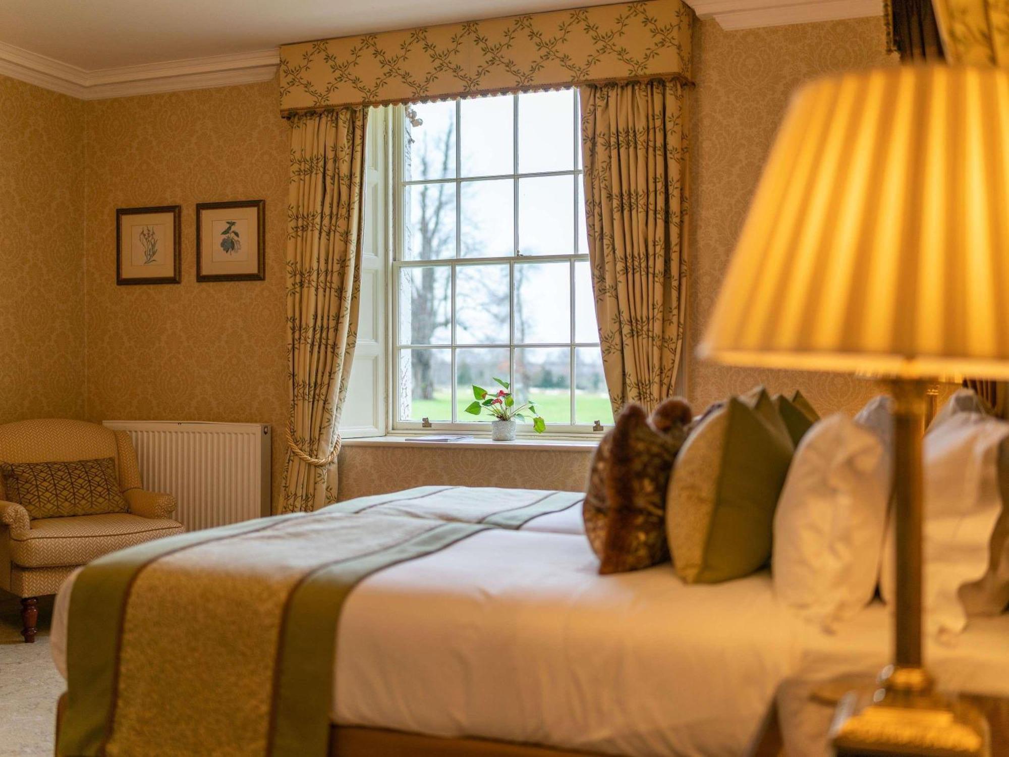Manor Room with Two Twin Beds