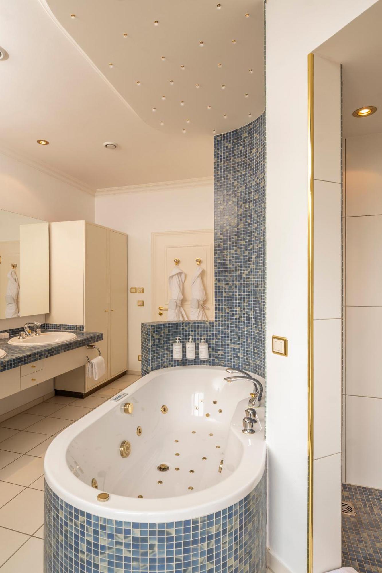 Royal Suite, 2 bedrooms, balcony and lake view