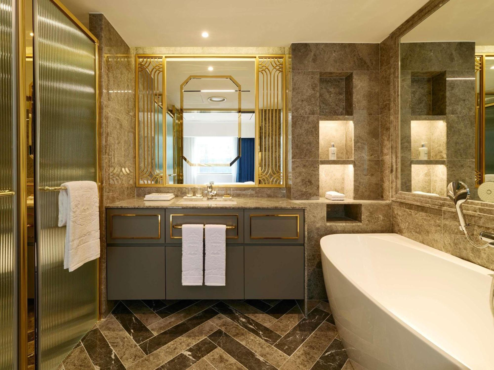 Residence Premier - 2 bedrooms with 1 king size bed and 2 super single size beds