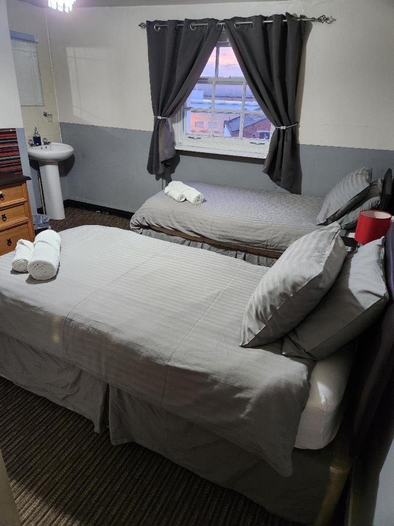 Twin Room with Private External Bathroom