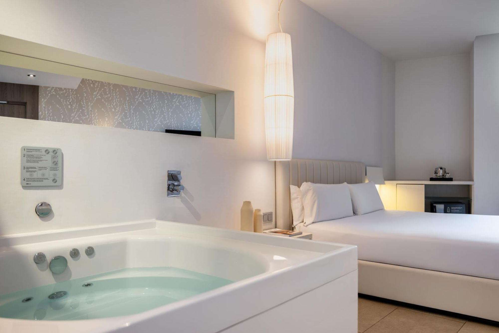 Suite Spa Bath,1765756245:JPEG