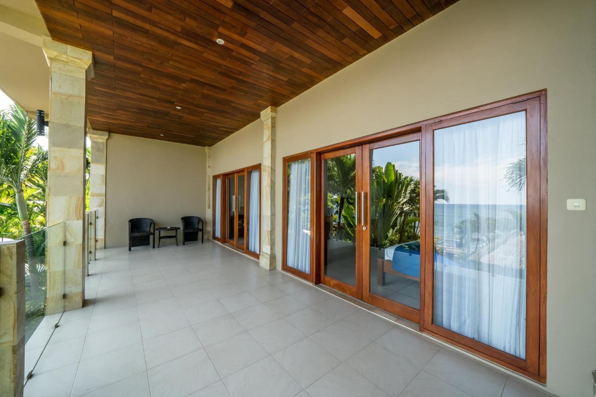Strandvilla mit 2 Schlafzimmern, Terrasse und privatem Pool