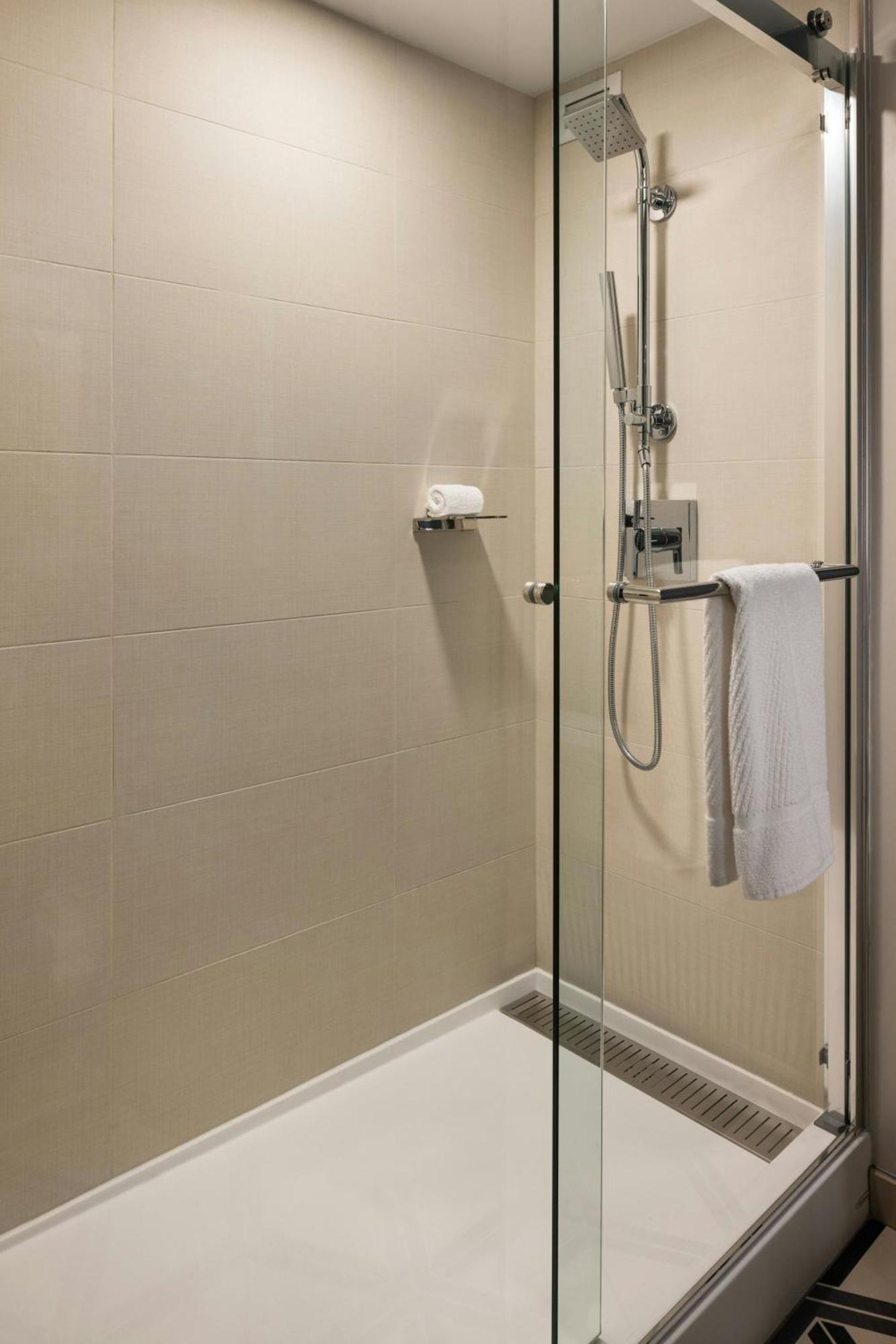 Double Queen Room Two Queen Beds Waterview