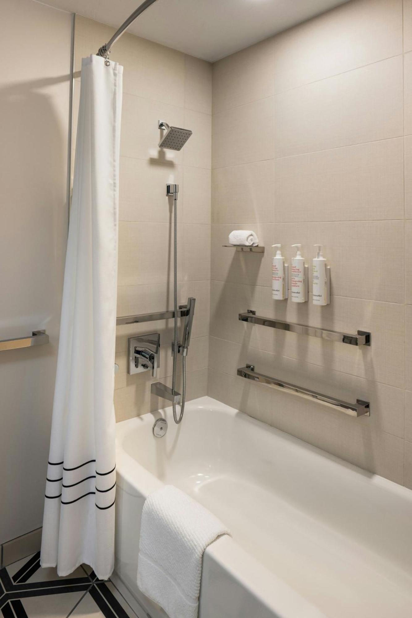 Double Queen Room Tub City View Mobility Accessible
