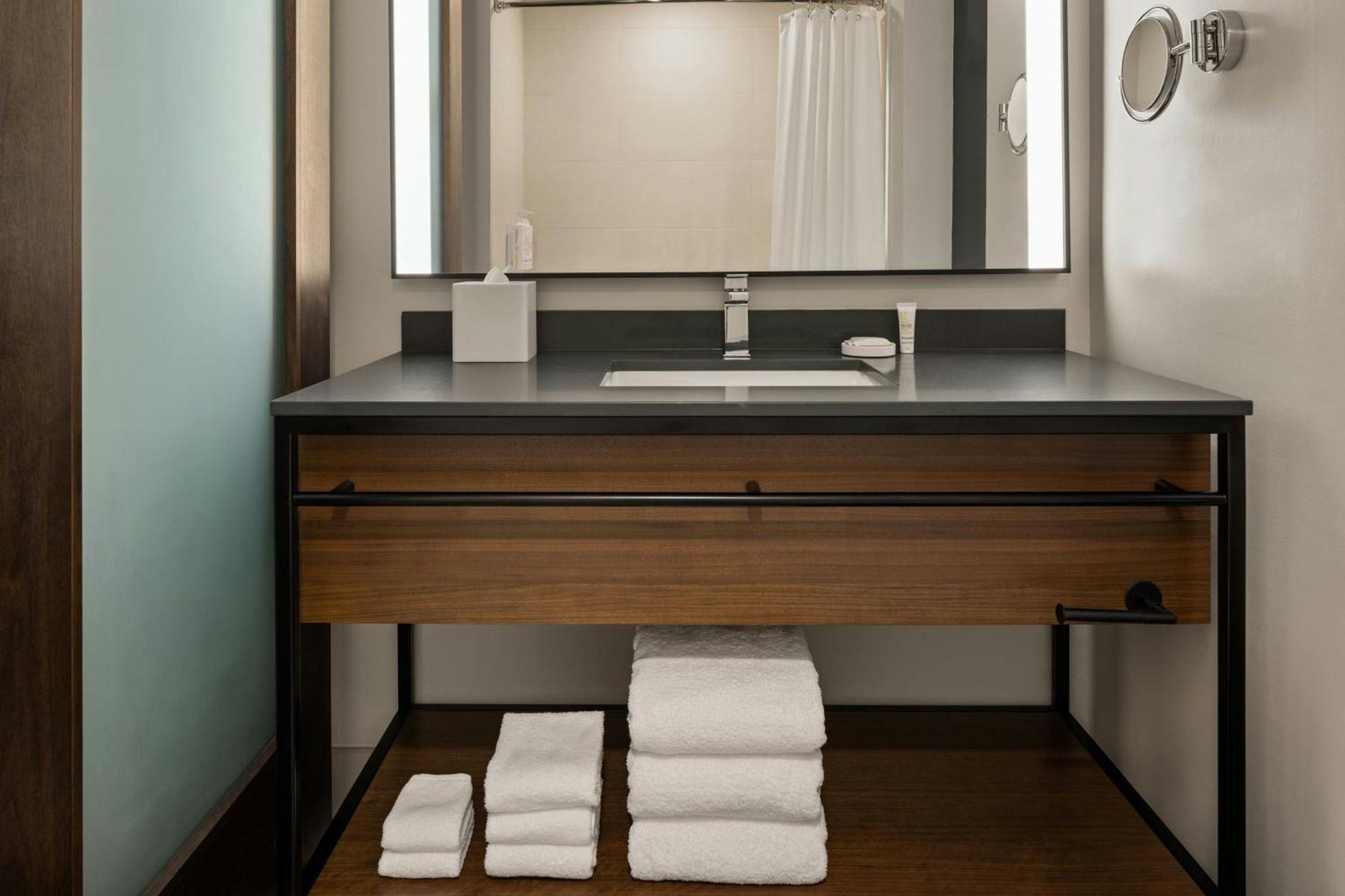 Double Queen Room Tub City View Mobility Accessible