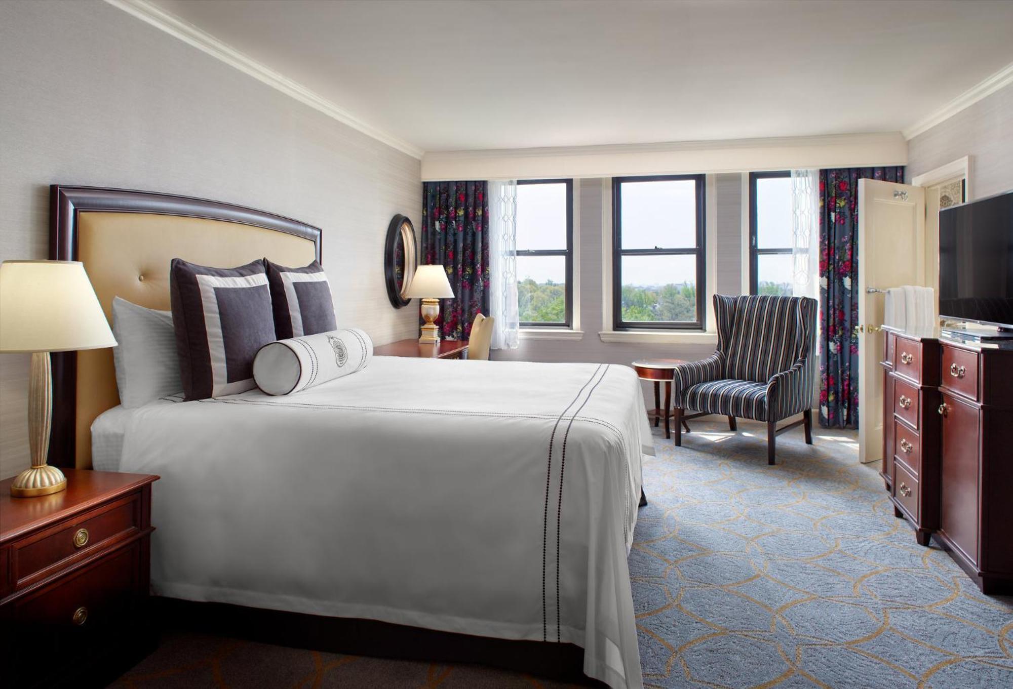 ADA Deluxe Room 1 King Bed Roll Shower