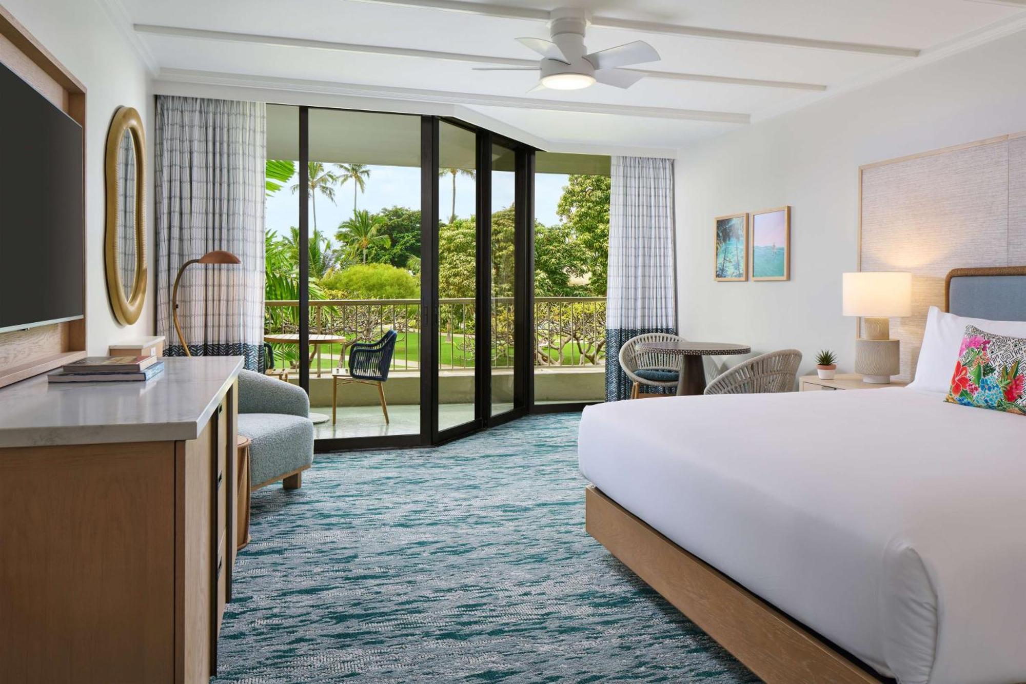 Signature Zimmer mit 1 Kingsize-Bett und Blick auf den Innenhof