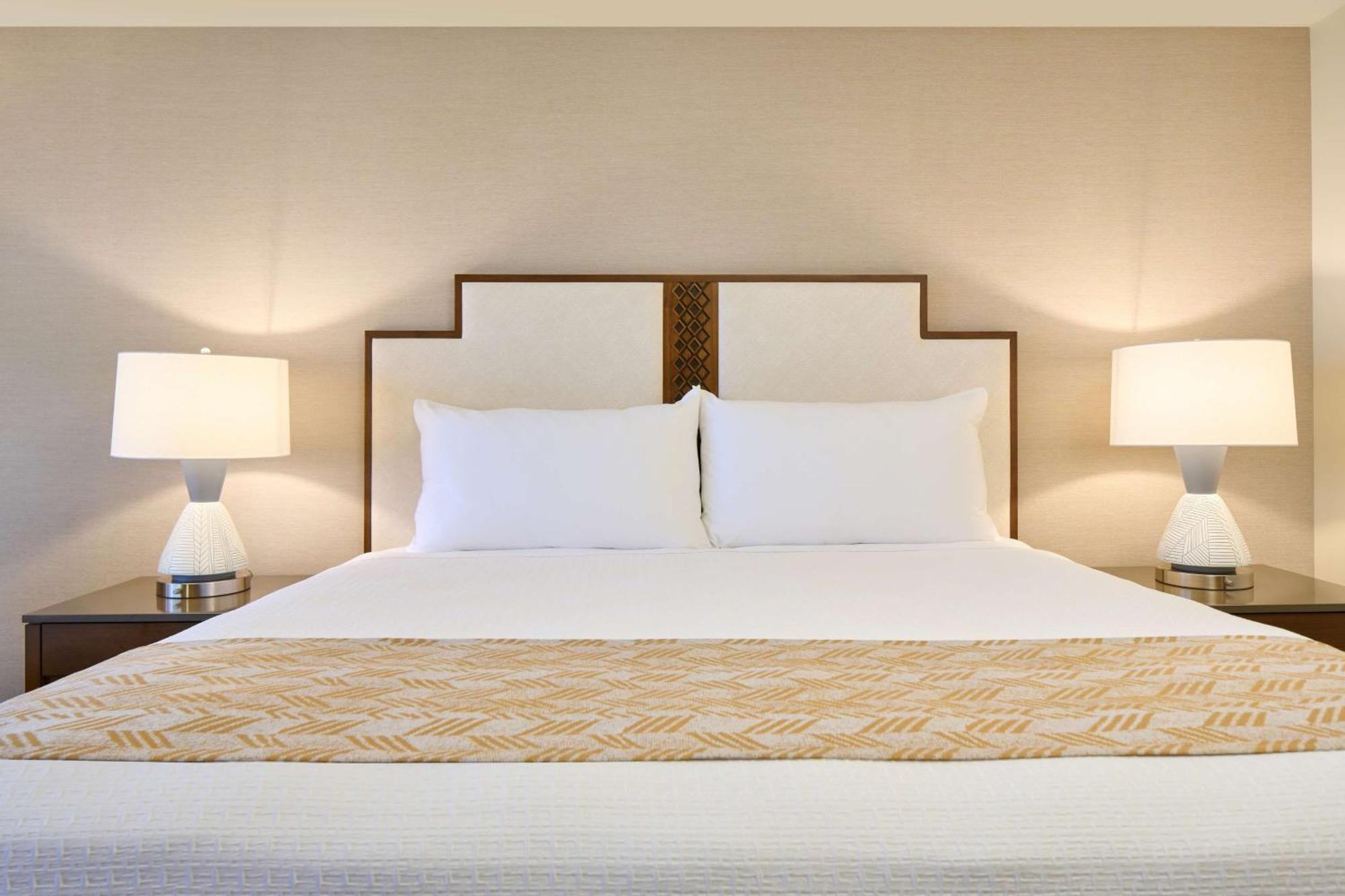 Premium Zimmer mit 1 Kingsize-Bett und Blick auf den Innenhof
