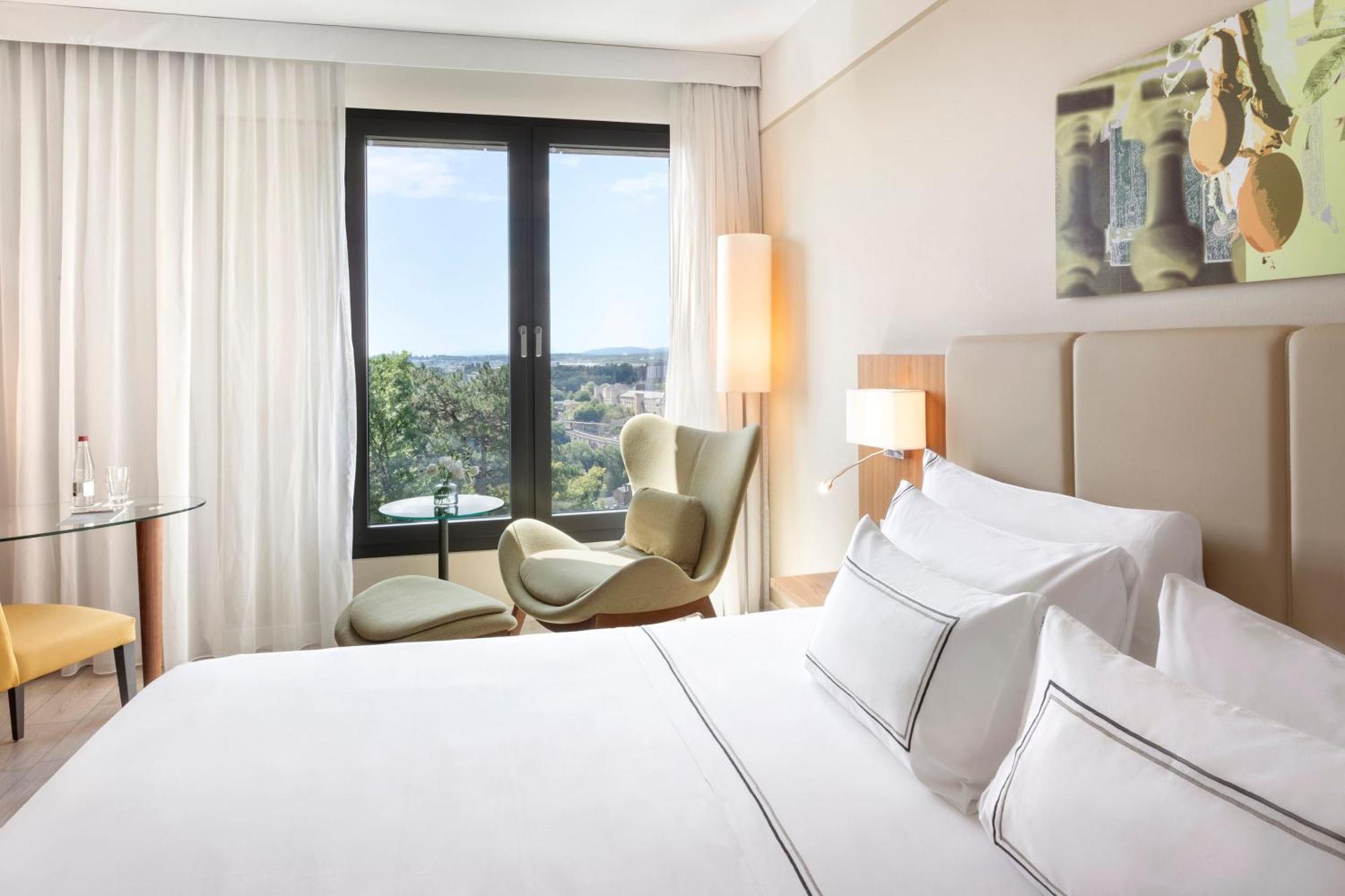 Habitación Level con vistas a la ciudad y acceso al salón executive