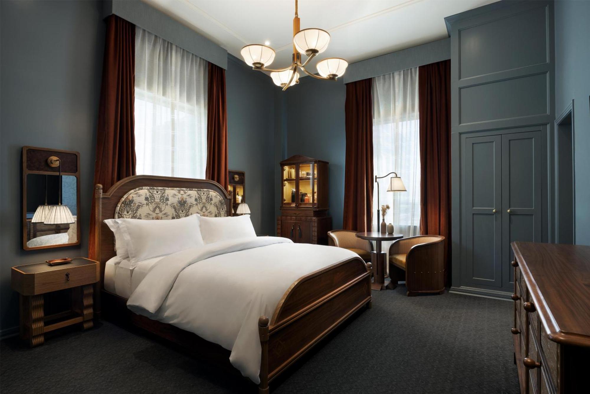 Corner King Room with City View