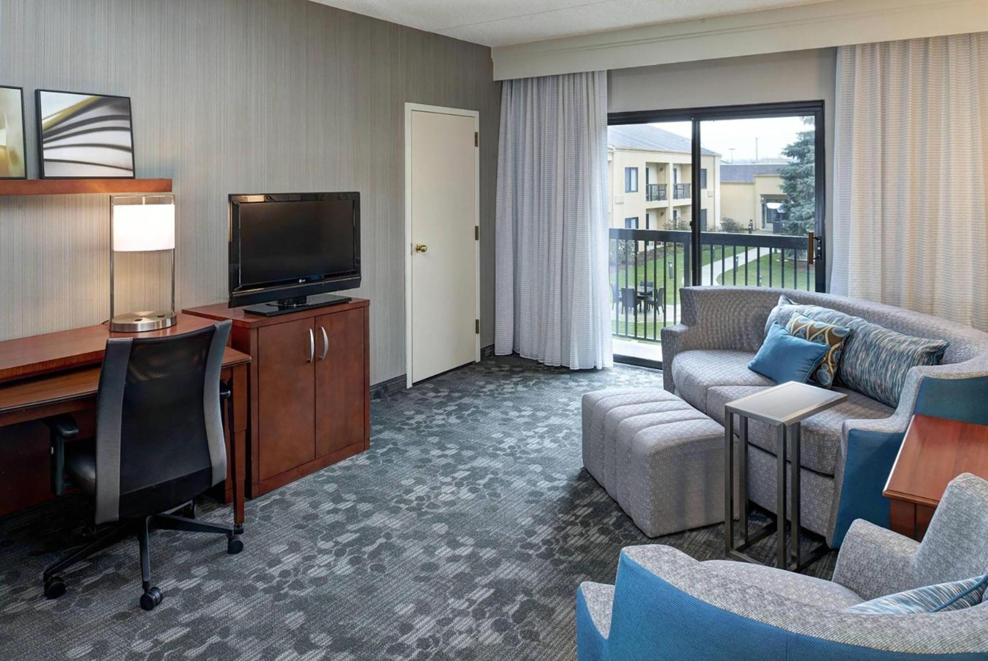 Queen Suite with Tub and Grab Bars - Mobility/Hearing Accessible - Non-Smoking