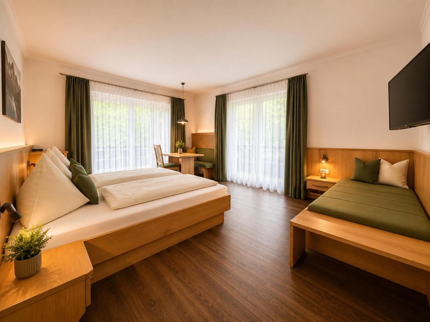 Dreibettzimmer mit Balkon