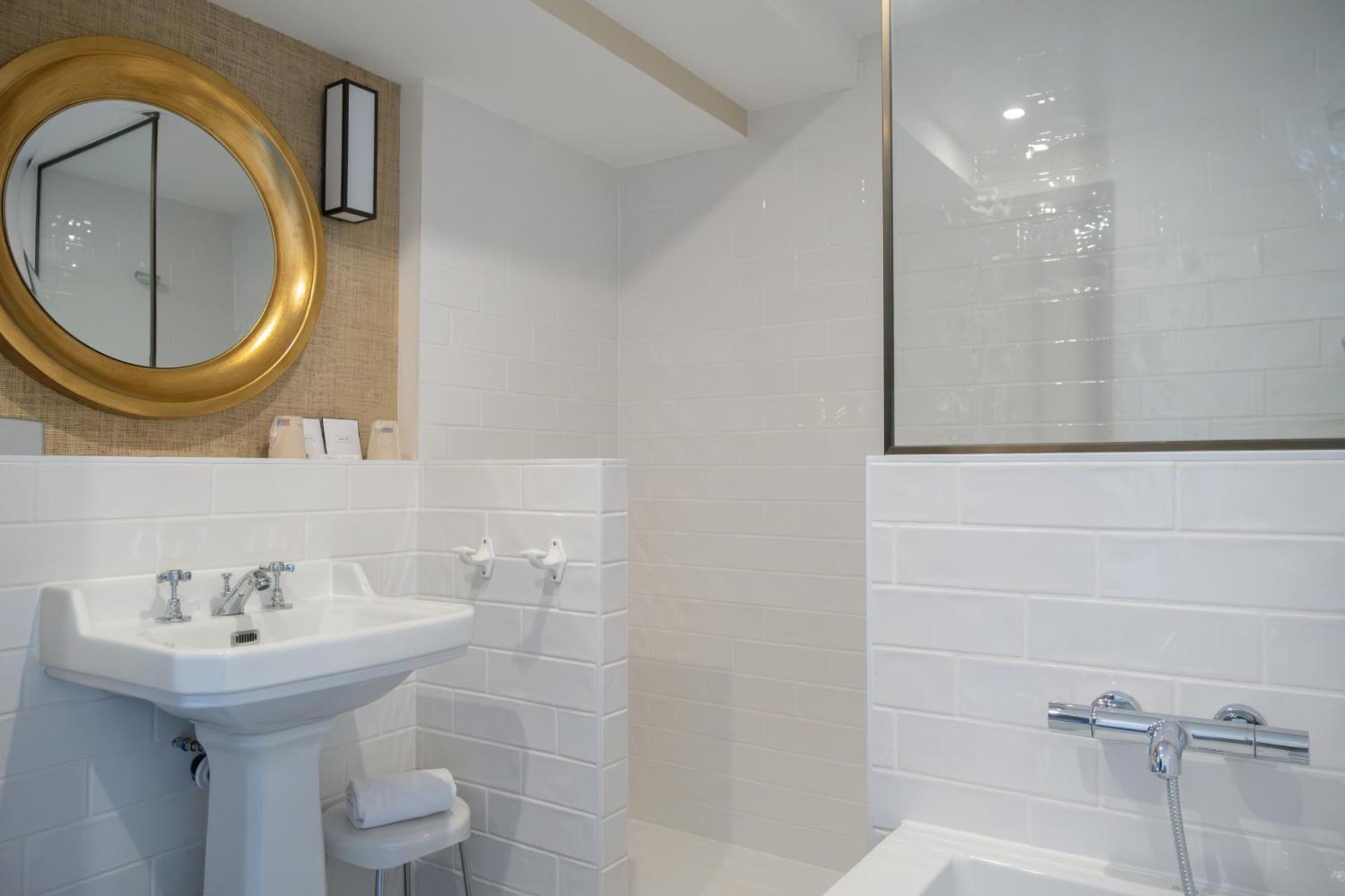 Chambre Lit King-Size Privilège avec Baignoire et Douche - Non-Fumeurs