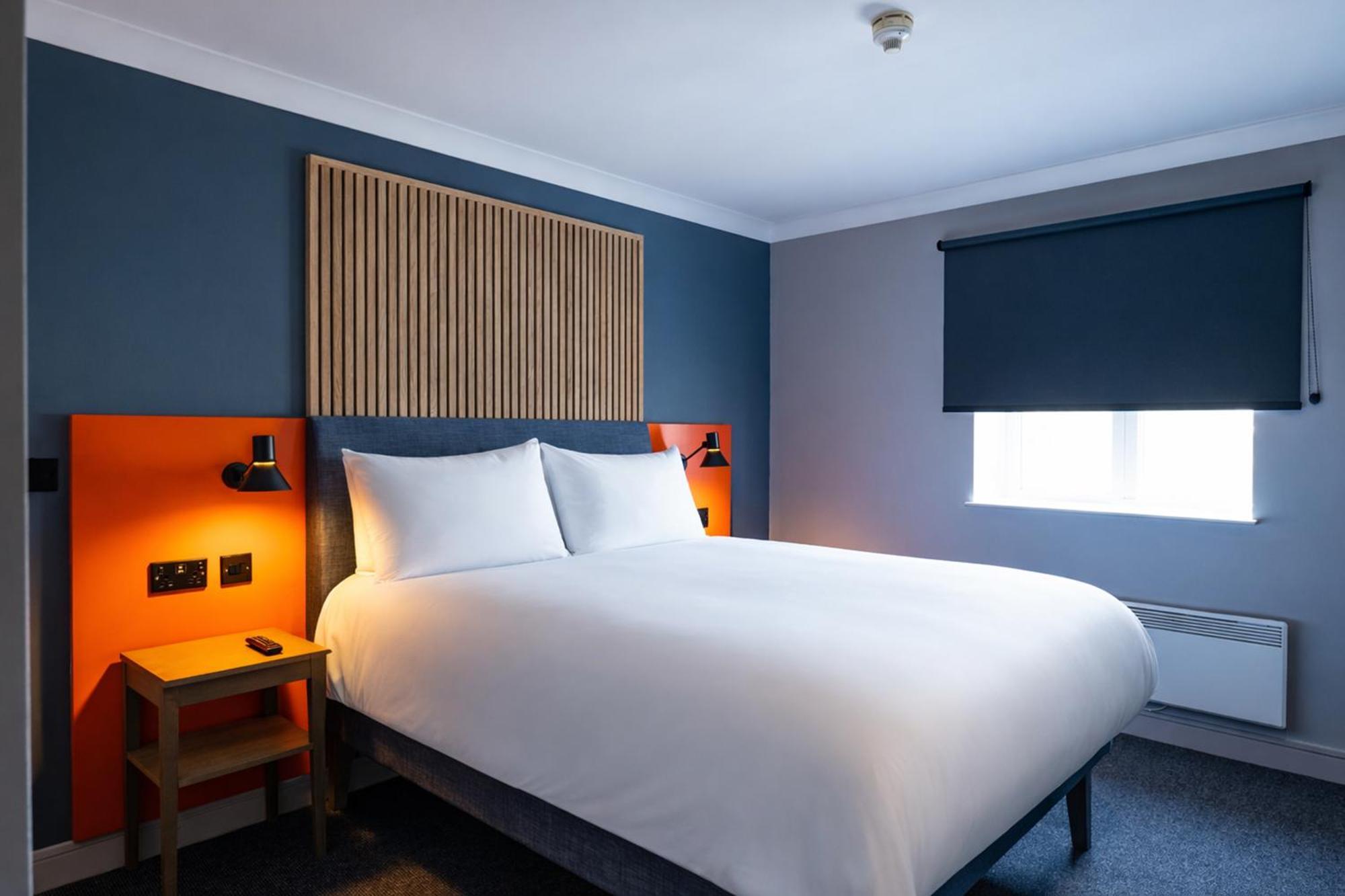 CLUB ROOM (FREE PARKING, GYM & POOL ACCESS)