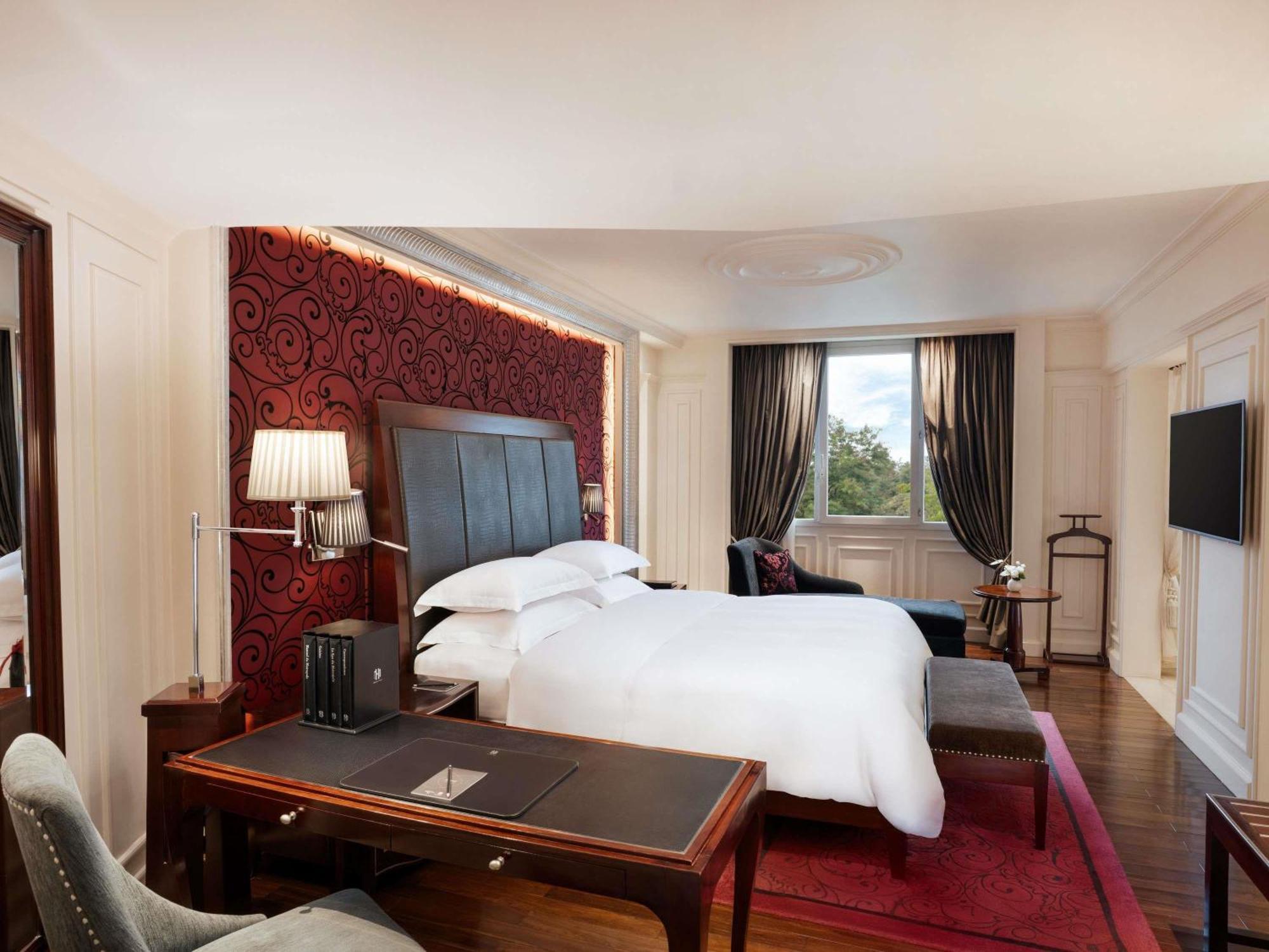 Opera Wing Grand Premium Room with King Bed and Club Lounge Benefits