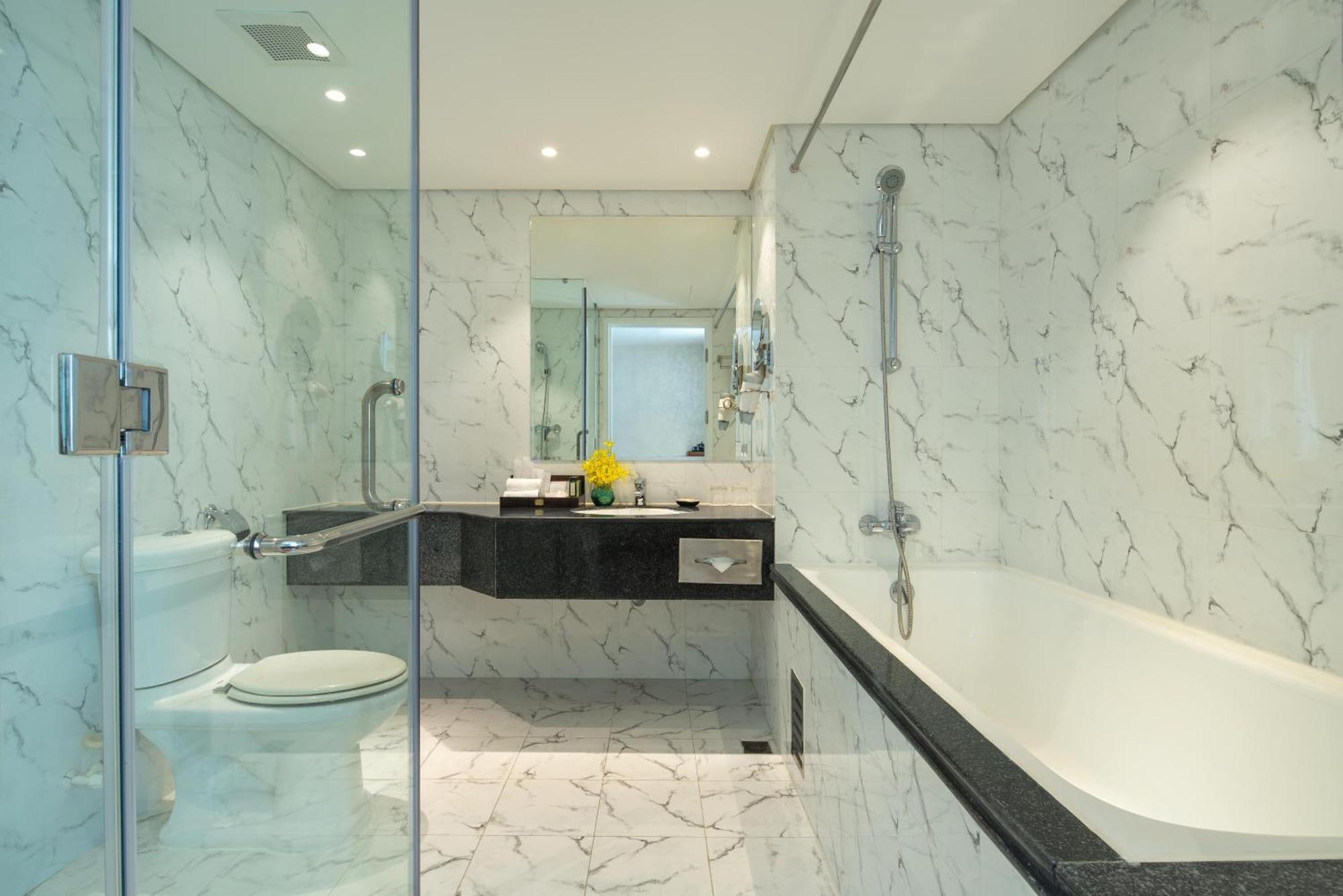 Club Suite (Lounge Access & Return Airport Transfers)