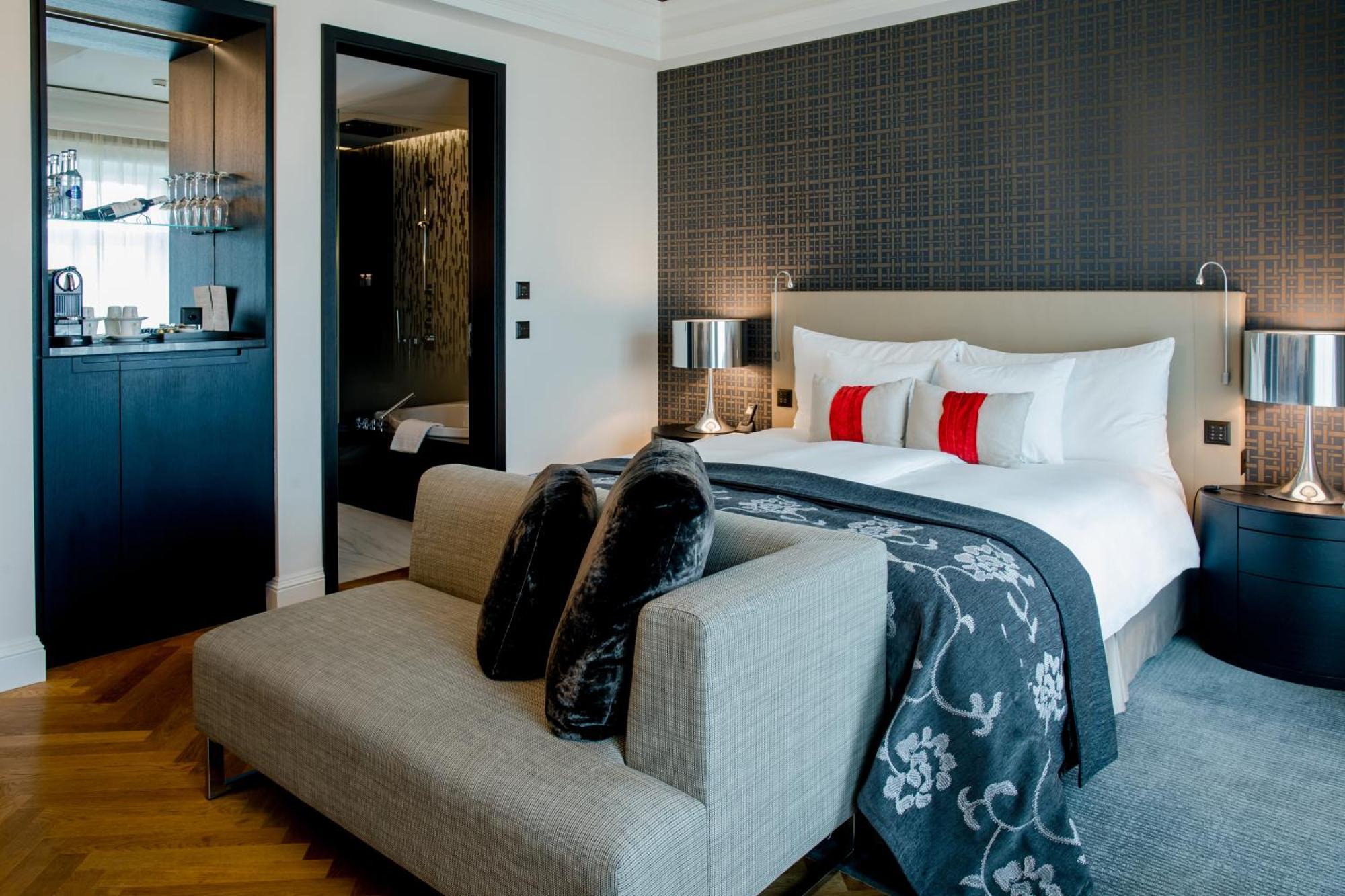 Charming Queen Room,1771549124:JPEG