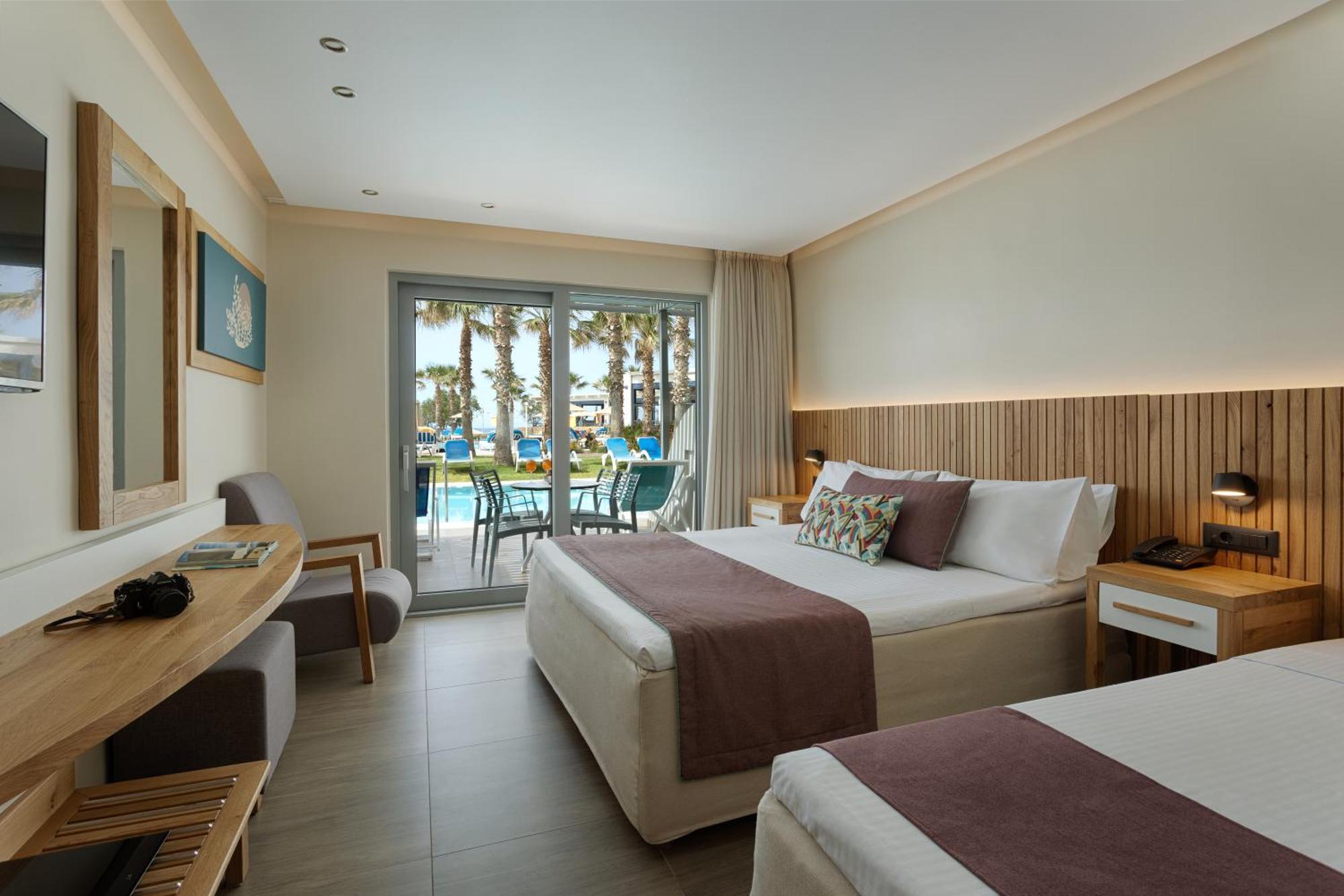 Suite Sharing Pool Sea View