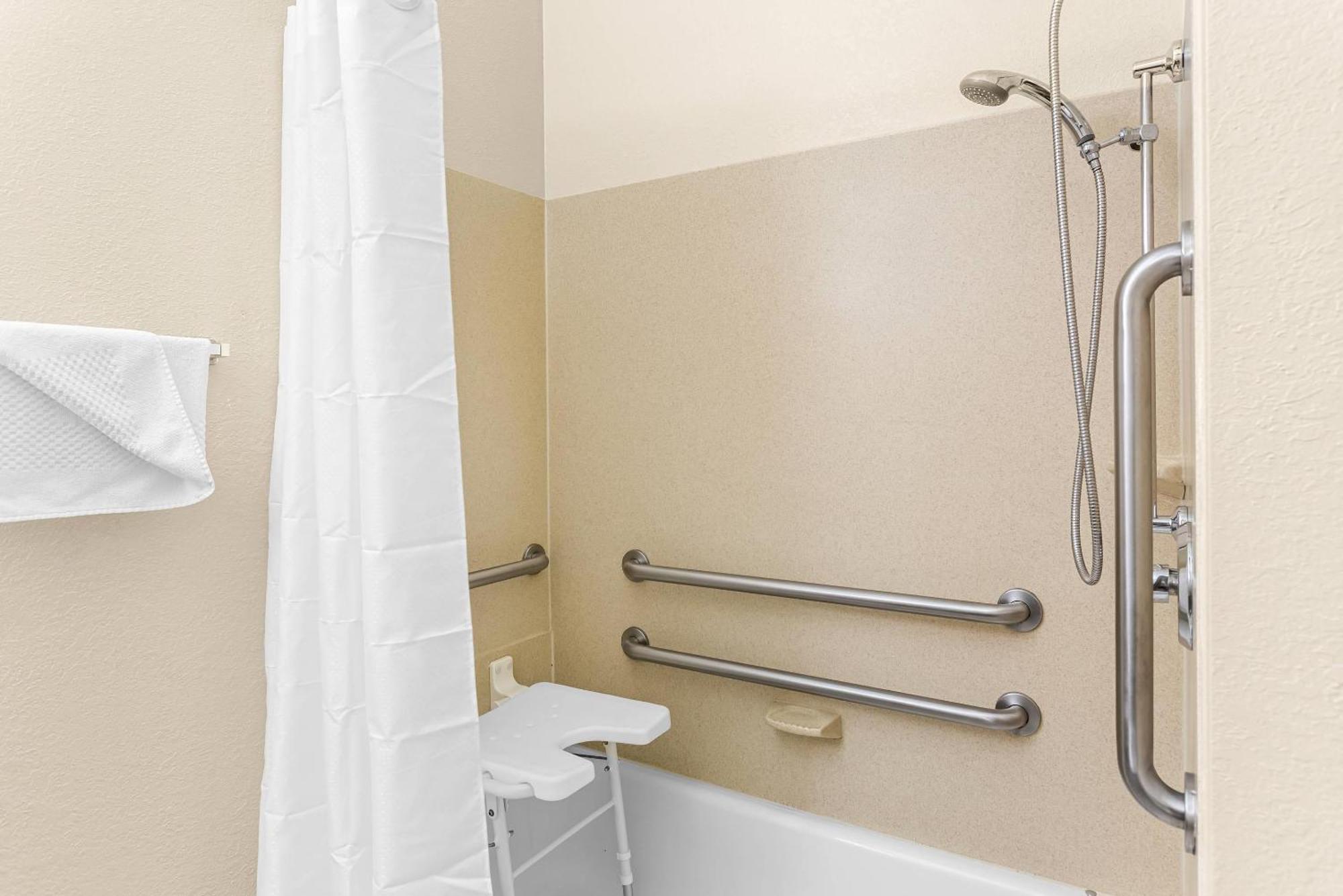 One-Bedroom Queen Suite - Disability Access/Non-Smoking