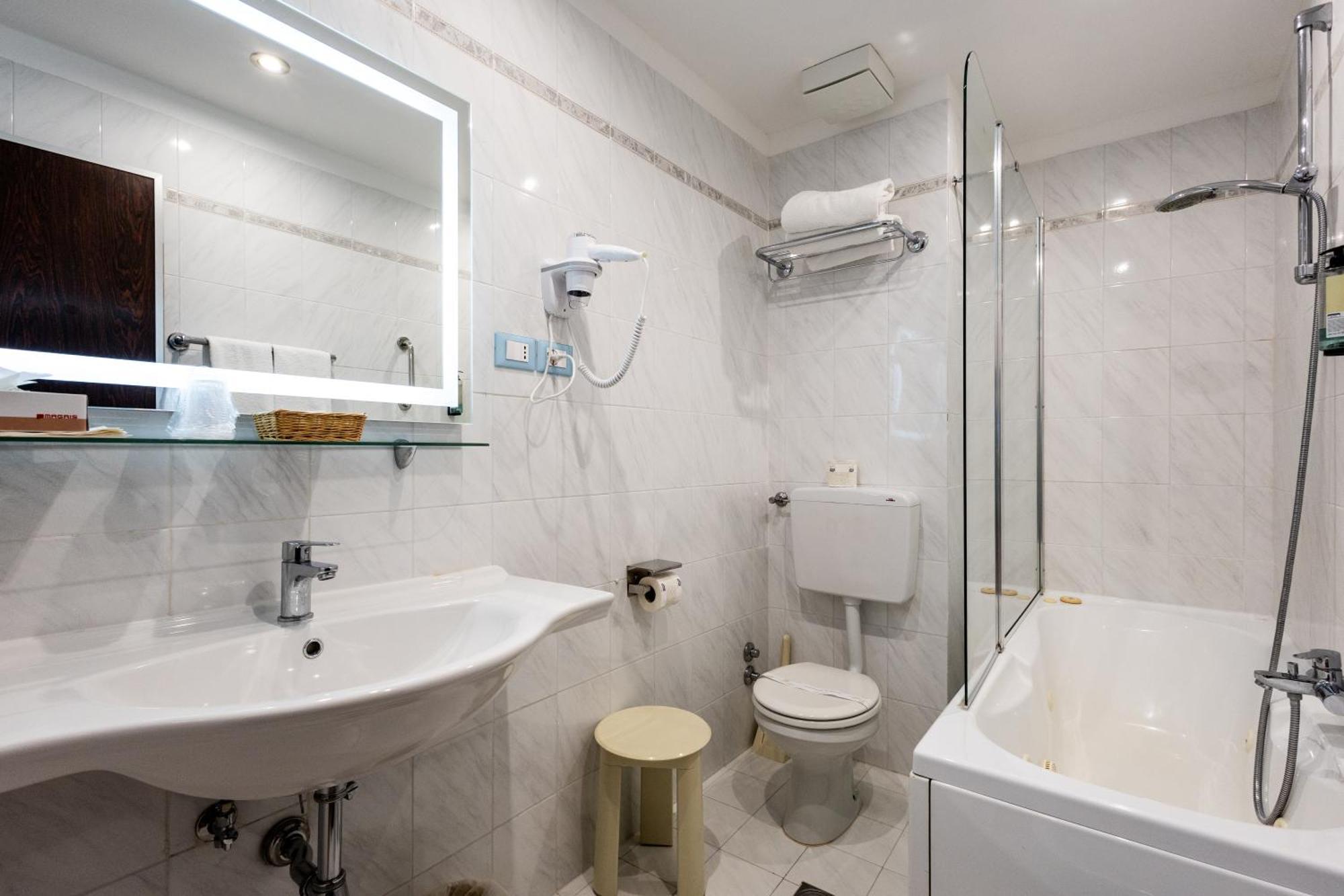 2 Doppelzimmer mit Verbindungstür