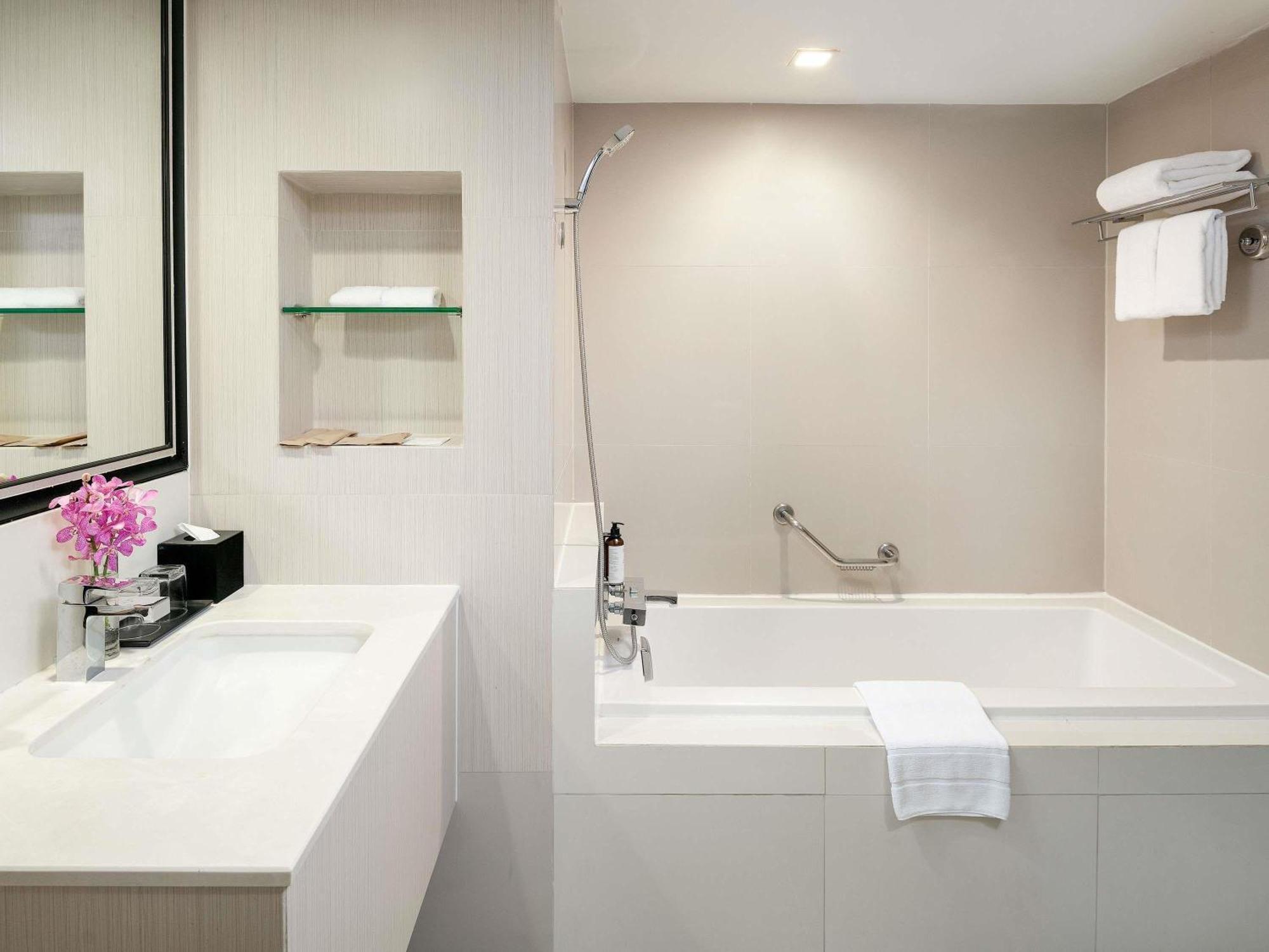 Deluxe King Room Bathtub