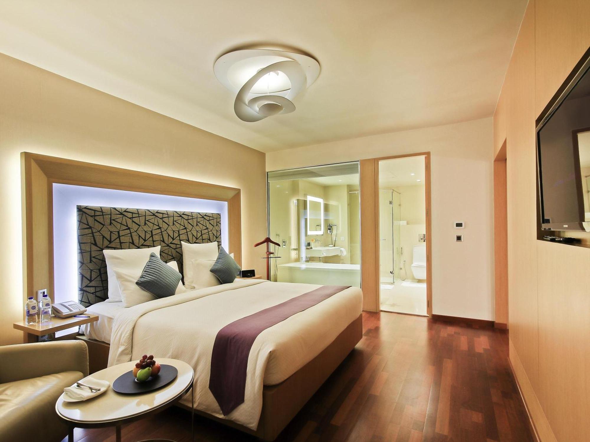 Premier Room 1 King Bed with Premier Lounge Access along with 2 Pieces of Laundry per room per night on non-cumulative basis.