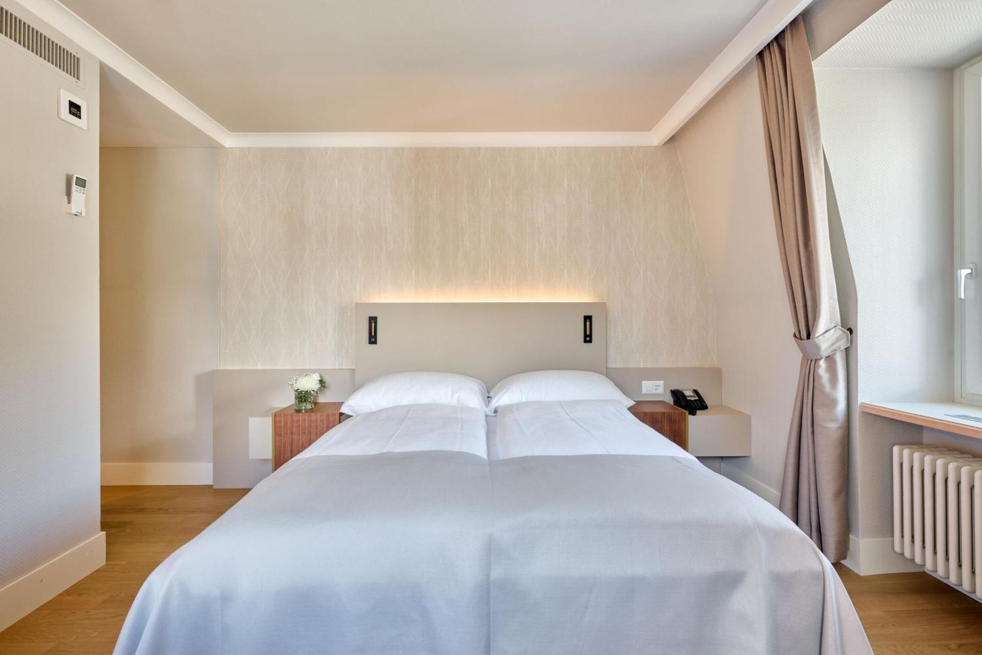 Superior Double Room with Queen-Size Bed and Mountain View, without Balcony