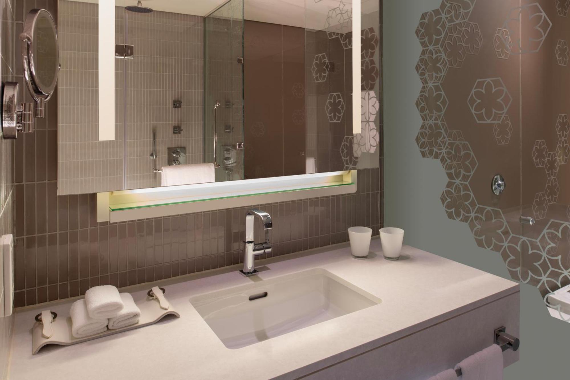 Deluxe King Room – City View Beach Access