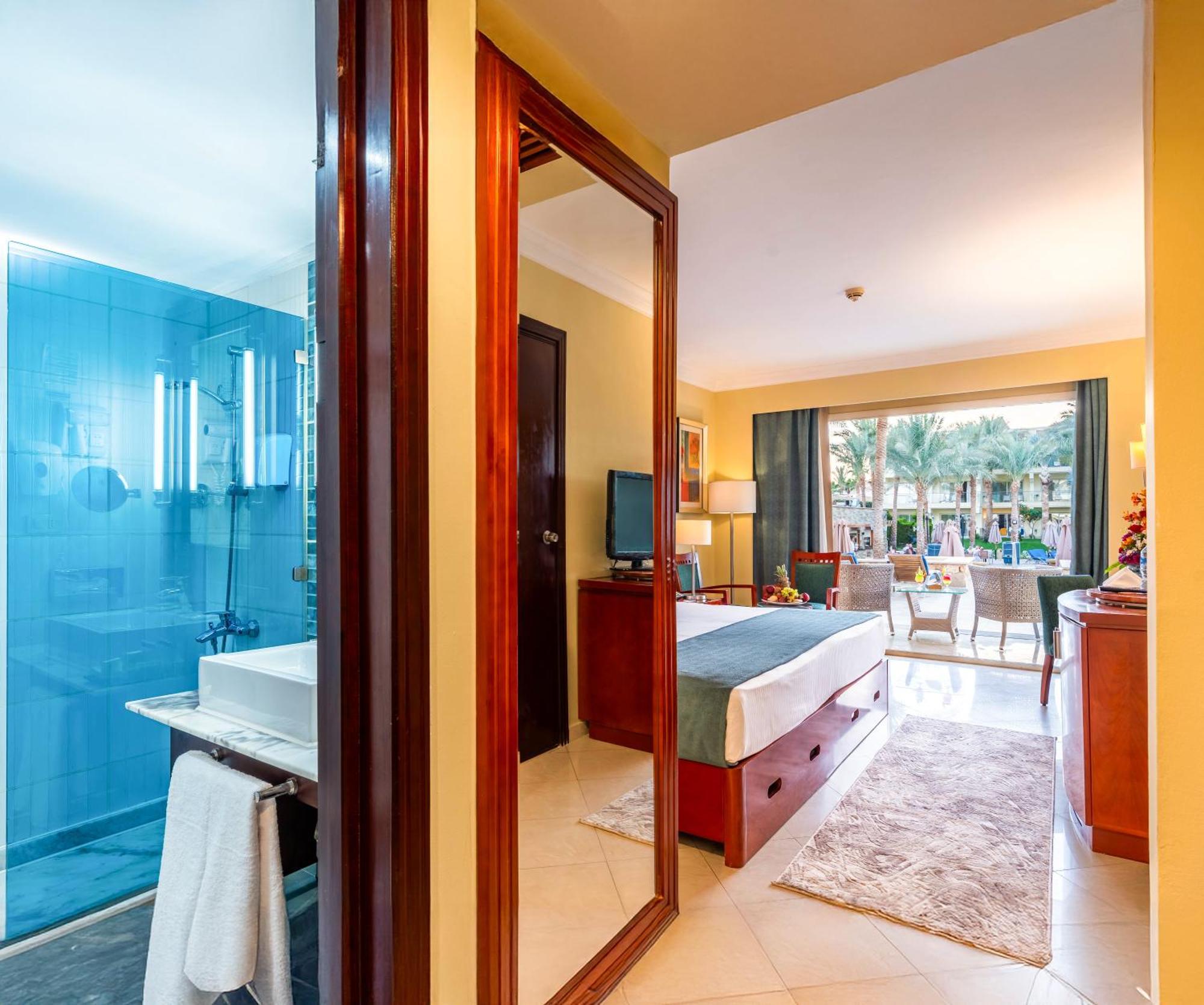 Honeymoon Upgraded to Swim-Up Room
