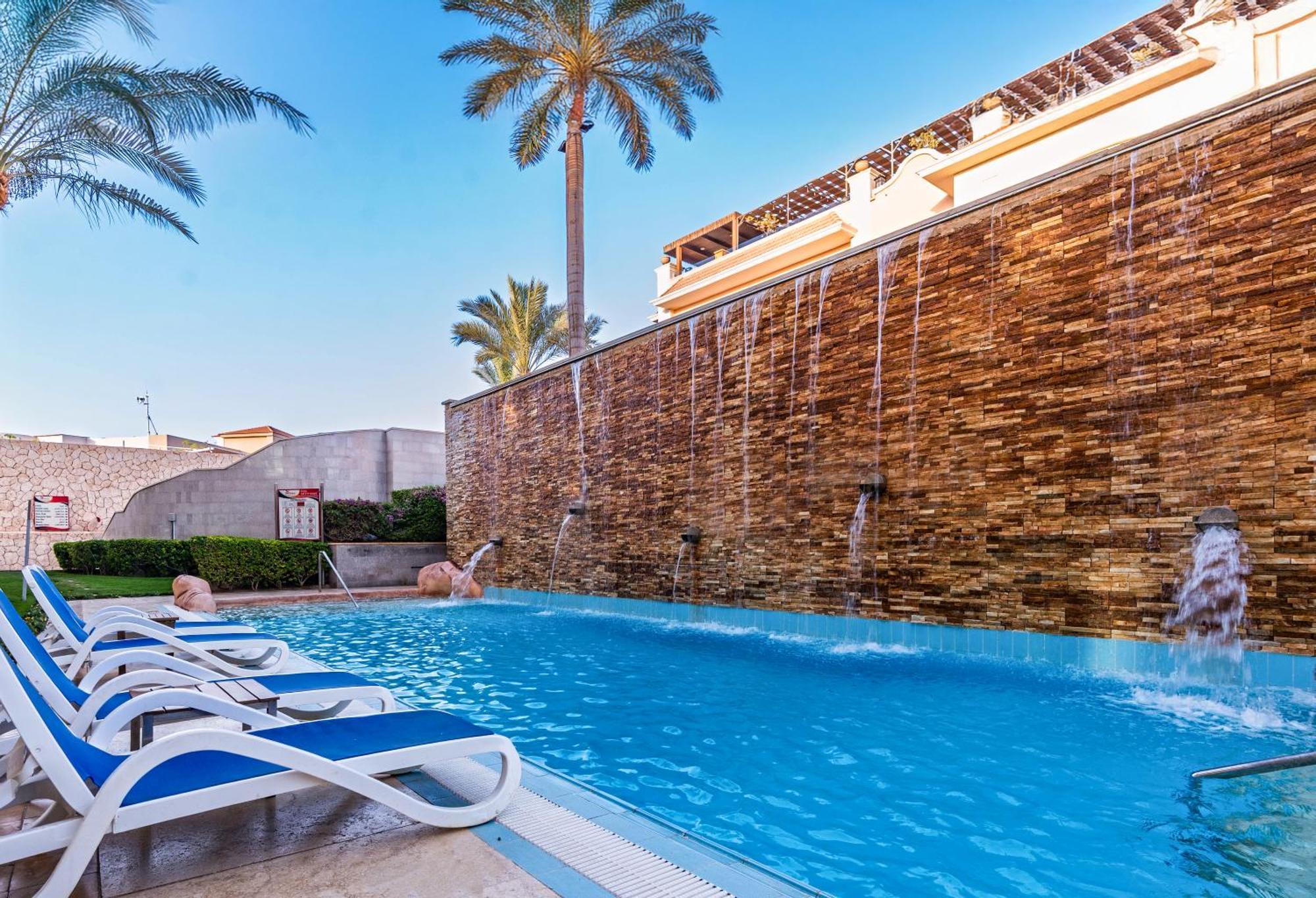 Swim-Up Room