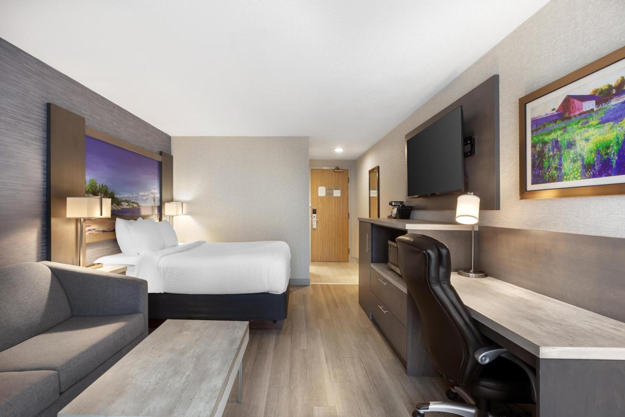 Queen Room with Sofa Bed - Non-Smoking