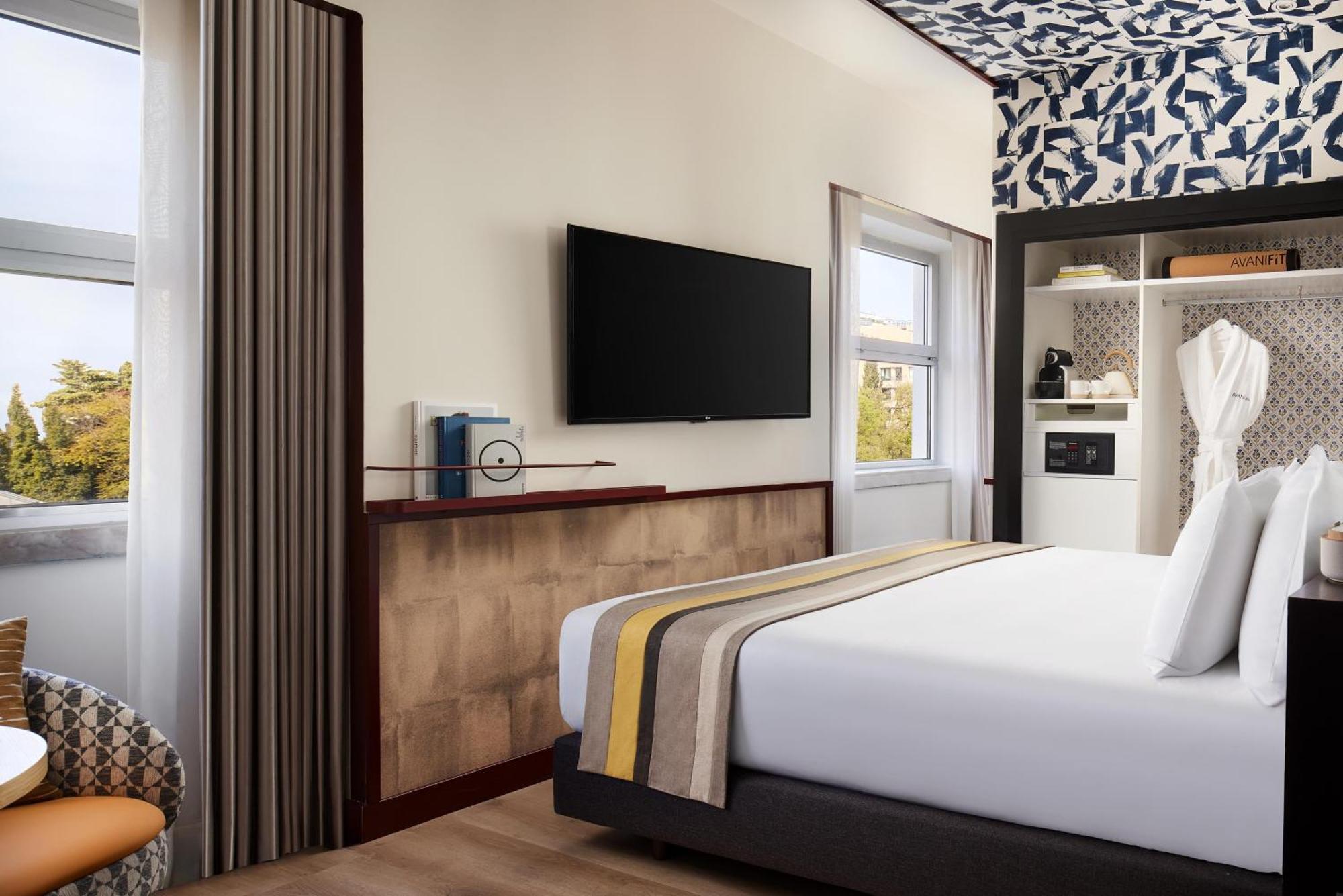 Family Adjoining Room with Extra Bed (4 Adults + 2 Children)