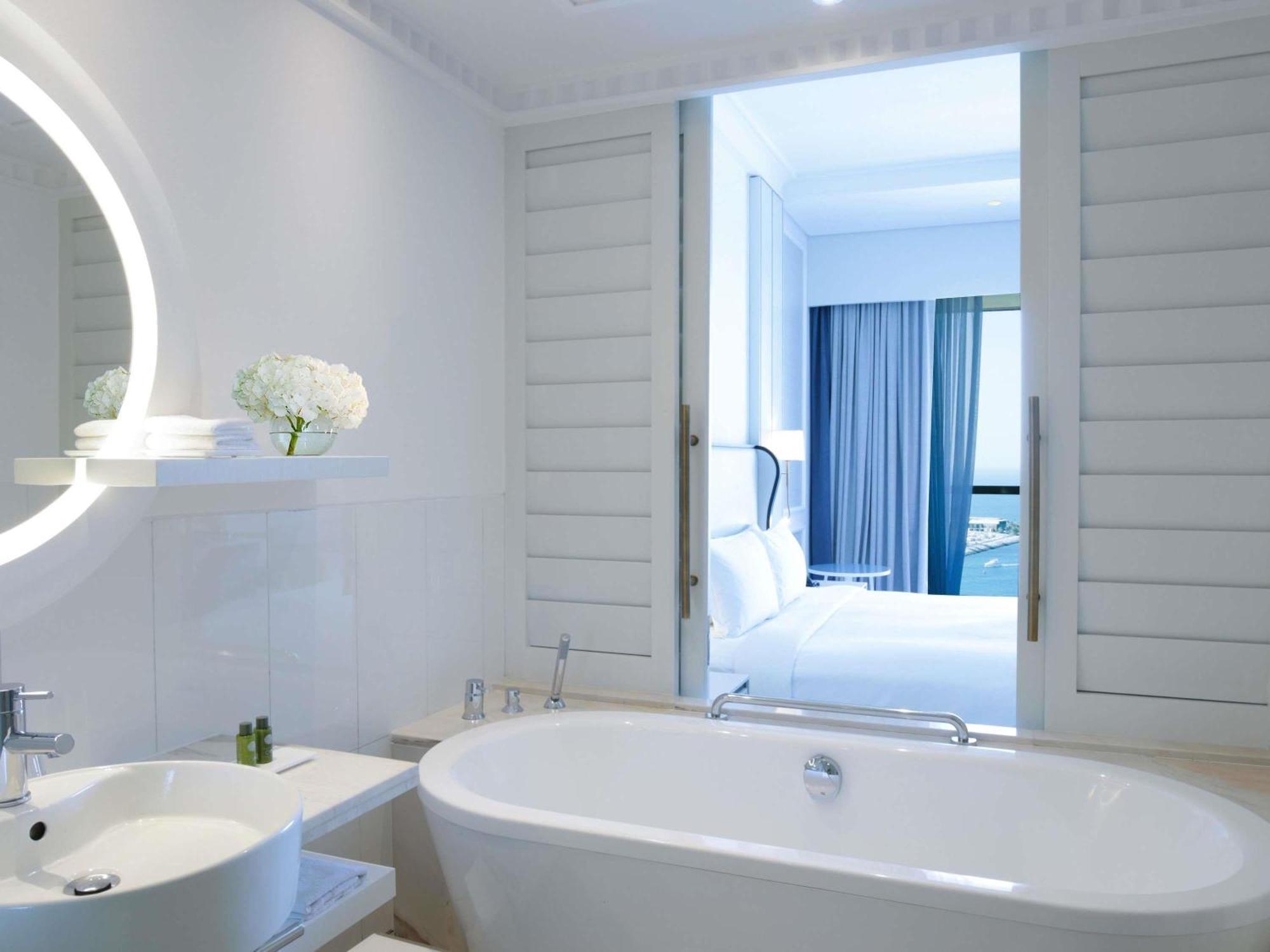 Suite Junior con cama extragrande, vistas parciales al mar y acceso al club